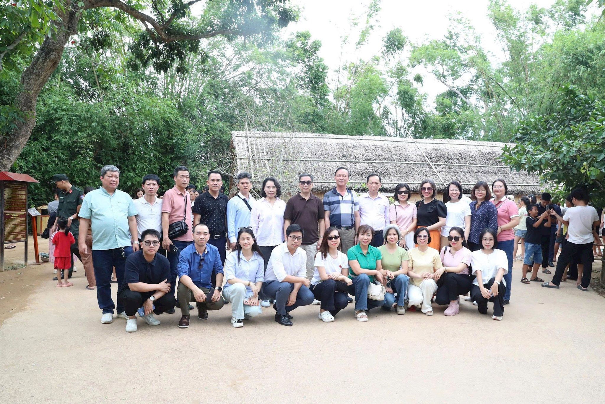 Đoàn dâng hương tại Đền Chung Sơn, công trình thờ gia tiên Chủ tịch Hồ Chí Minh