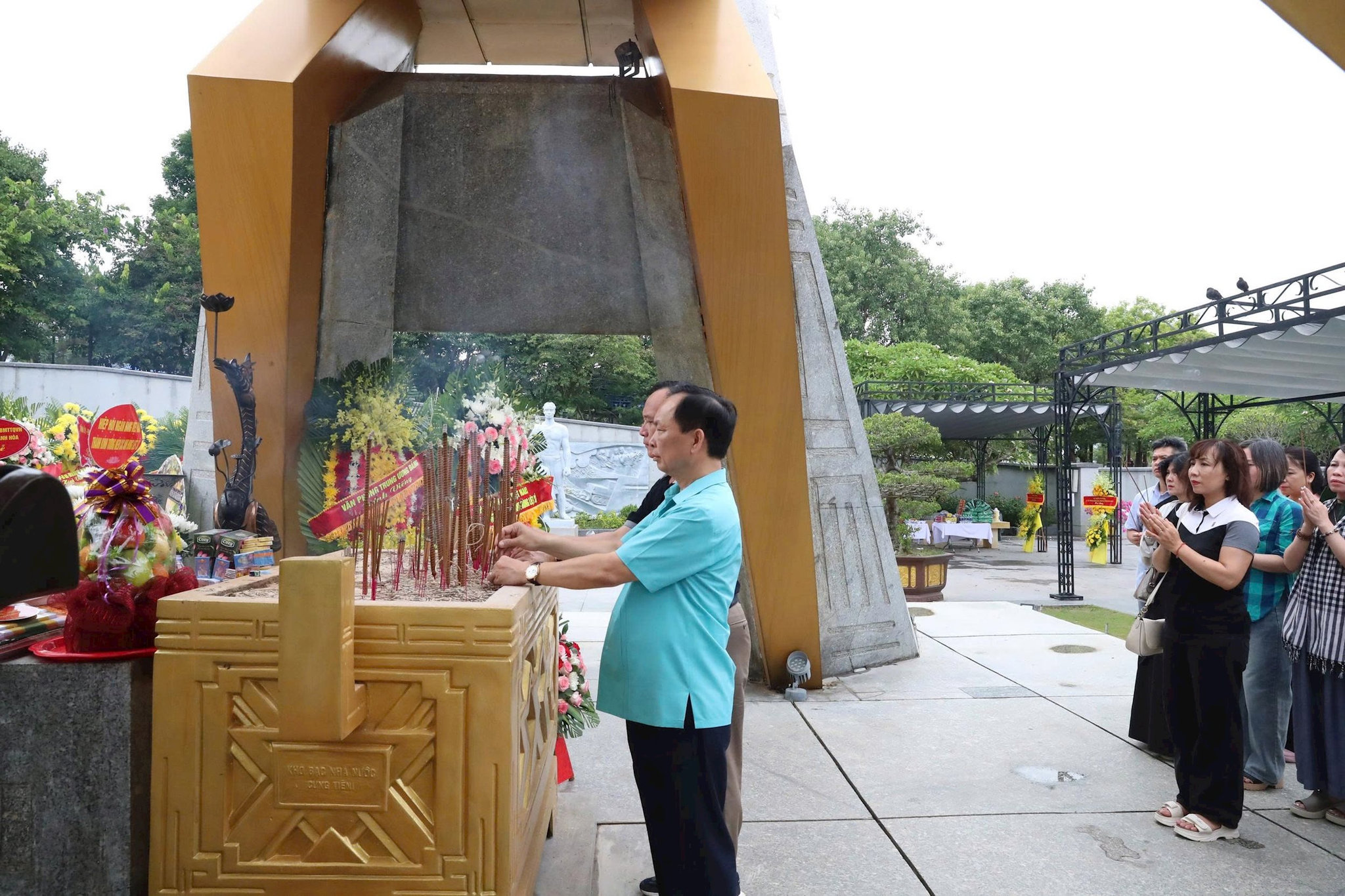 Đoàn dâng hương tưởng niệm các anh hùng liệt sĩ đang yên nghỉ tại Nghĩa trang Liệt sĩ Quốc gia Đường 9