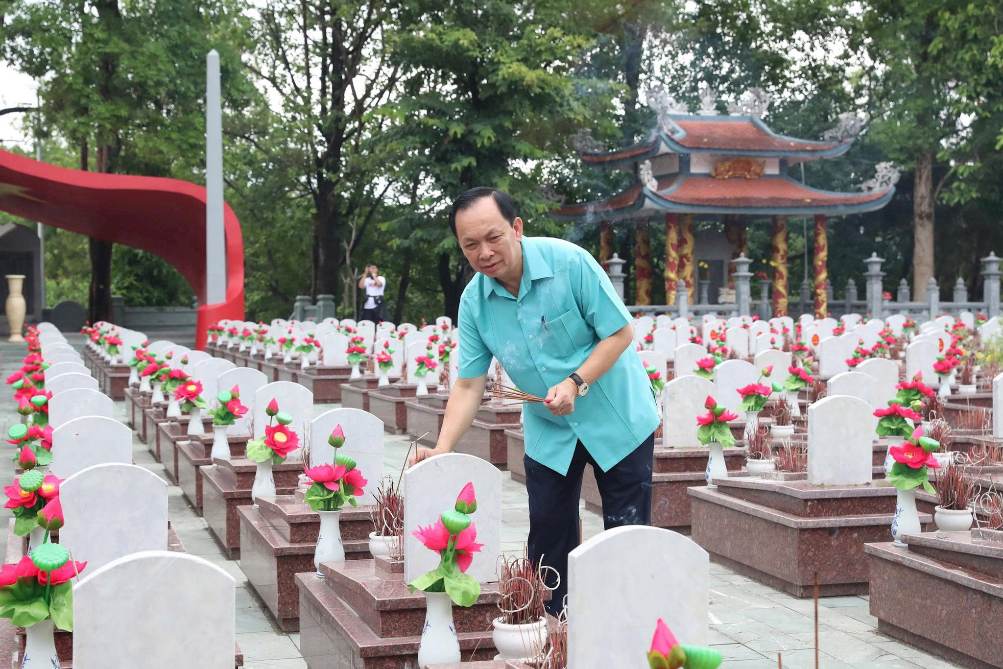 Đoàn thành kính dâng hương tại Nghĩa trang Liệt sĩ Quốc gia Trường Sơn, bày tỏ lòng tri ân đối với các anh hùng liệt sĩ đã hy sinh vì sự nghiệp giải phóng dân tộc.