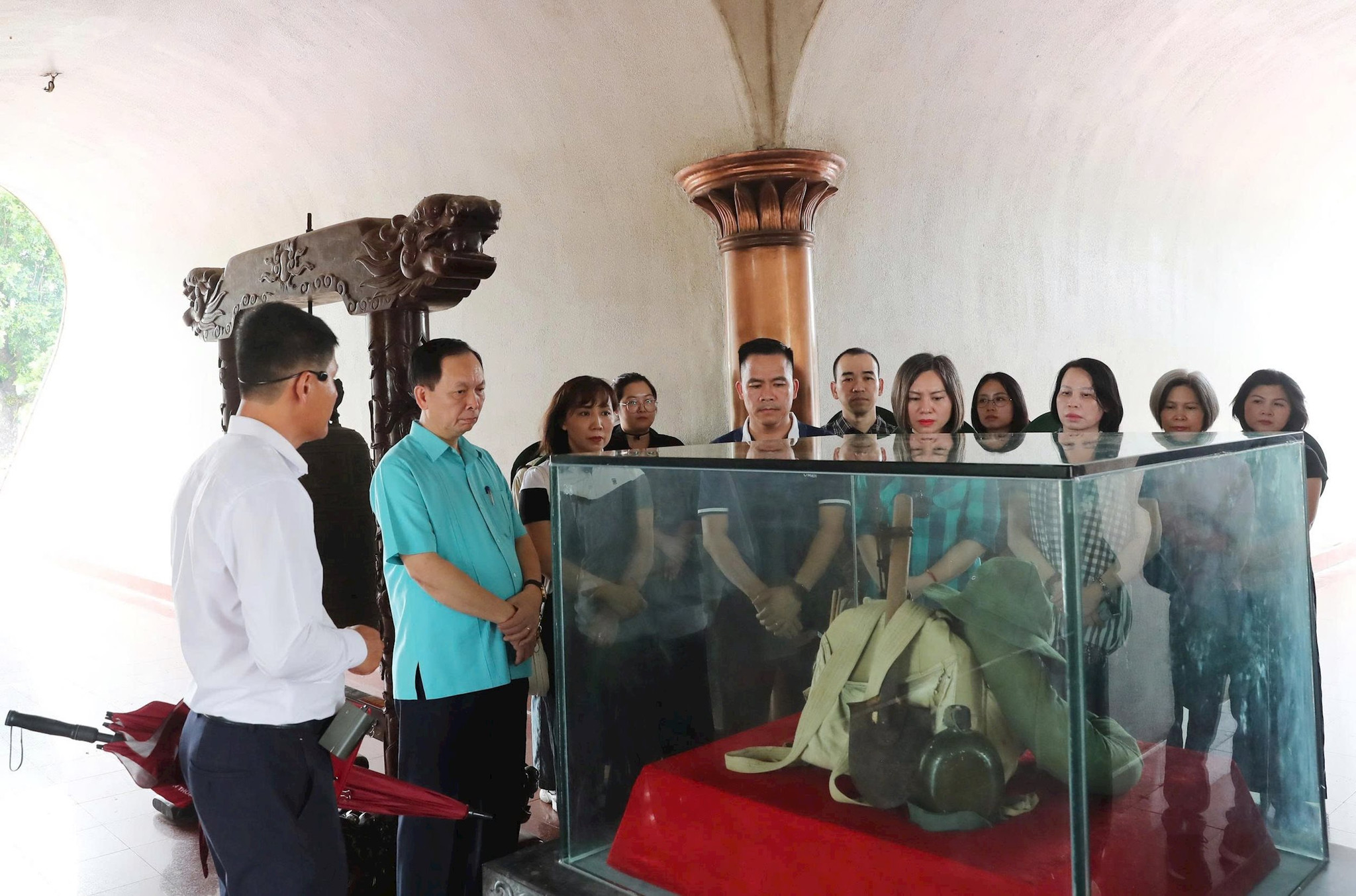 Đoàn viếng và dâng hương tại Khu di tích quốc gia đặc biệt Thành cổ Quảng Trị và thả hoa đăng trên sông Thạch Hãn, tưởng nhớ những người con ưu tú đã ngã xuống vì Tổ quốc