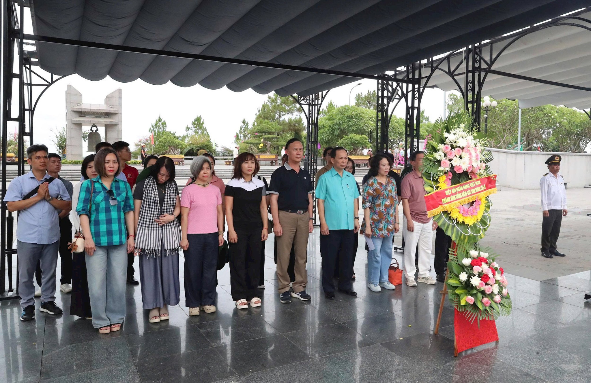 Đoàn công tác viếng, dâng hương tại Khu di tích lịch sử Quốc gia đặc biệt Ngã ba Đồng Lộc tại tỉnh Hà Tĩnh