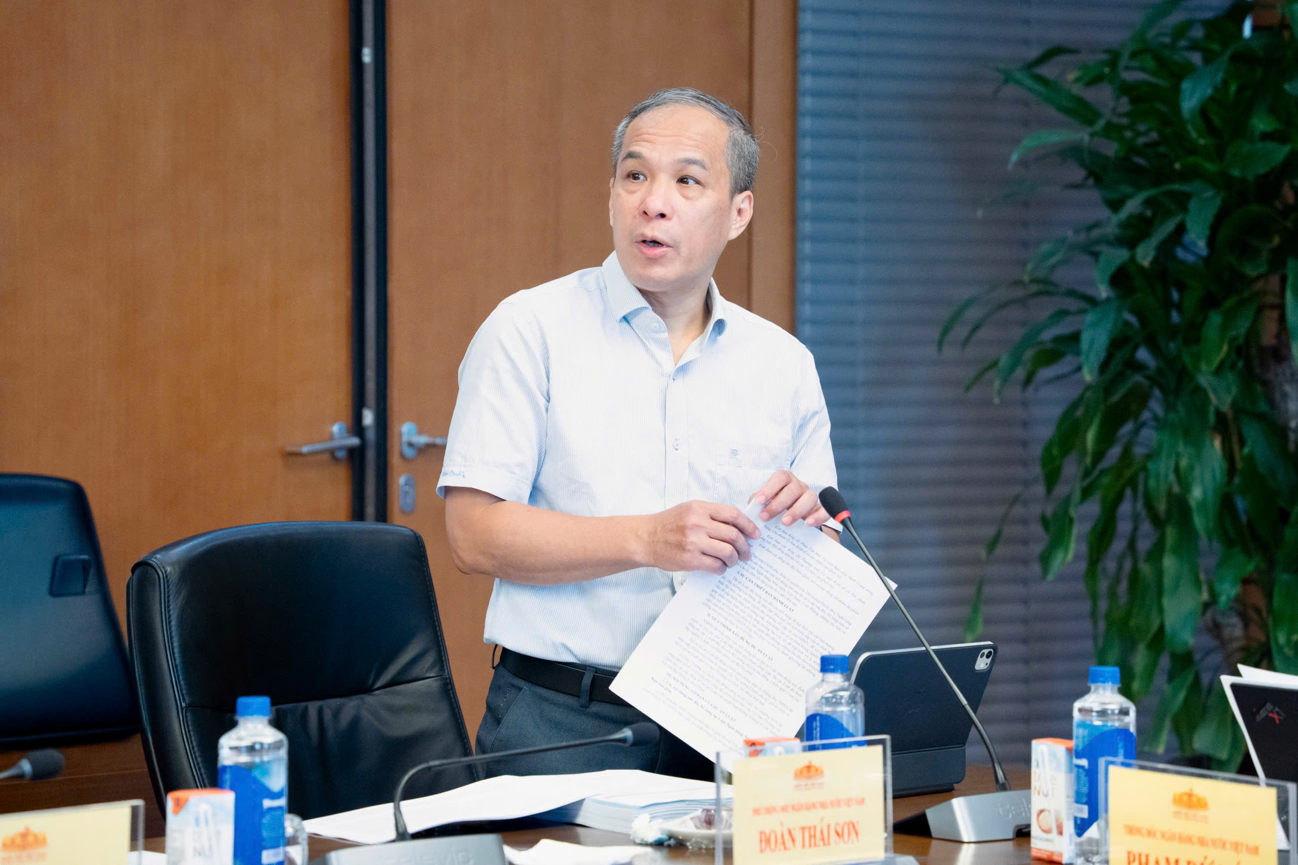 Phó Thống đốc Ngân hàng Nhà nước Đoàn Thái Sơn trình bày dự thảo Tờ trình