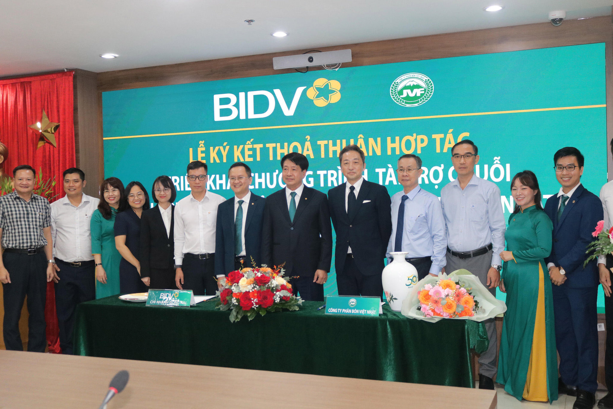 Các đại biểu chụp ảnh lưu niệm