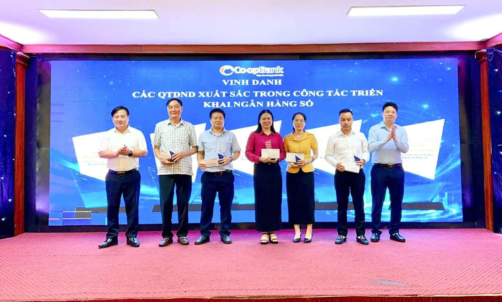 Ông Nguyễn Thạc Tâm - Phó Tổng Giám đốc Co-opBank và ông Đoàn Trọng Huấn - Giám đốc Co-opBank chi nhánh Nghệ An trao vinh danh, khen thưởng các QTDND có thành tích xuất sắc trong các phong trào thi đua 6 tháng đầu năm 2026