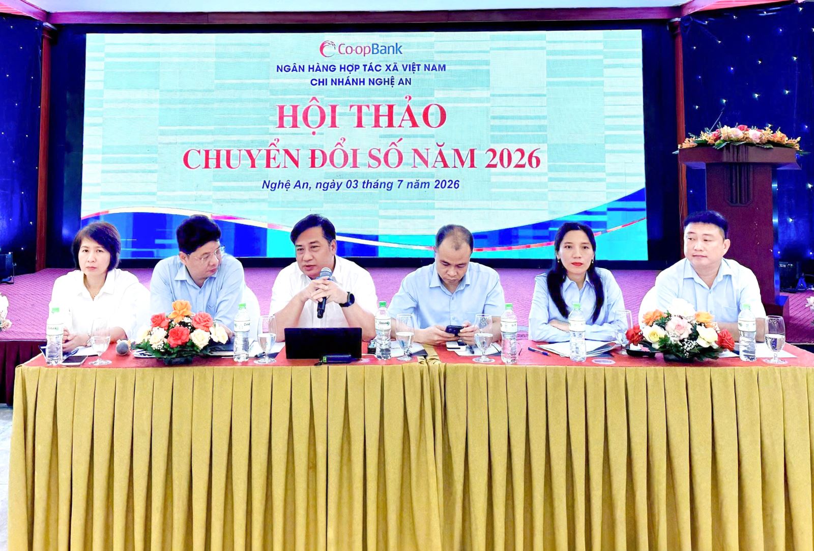 Đoàn chủ trì tham gia giải đáp ý kiến của các QTDND trong việc phối hợp triển khai nghiệp vụ với Co-opBank