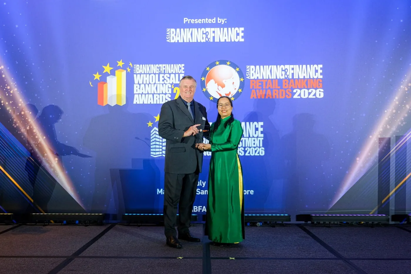 Bà Hoàng Hương Trang - Phó trưởng phòng Quản lý Rủi ro Tích hợp đại diện Vietcombank nhận giải “Sáng kiến Quản lý rủi ro của năm tại Việt Nam” (Risk Management Initiative of the Year - Vietnam)