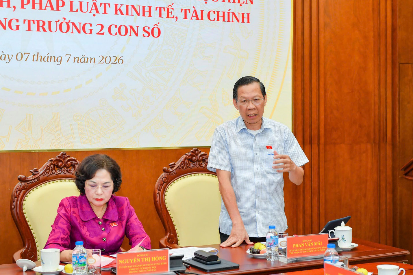 Chủ nhiệm Uỷ ban Kinh tế và Tài chính Phan Văn Mãi phát biểu tại buổi làm việc