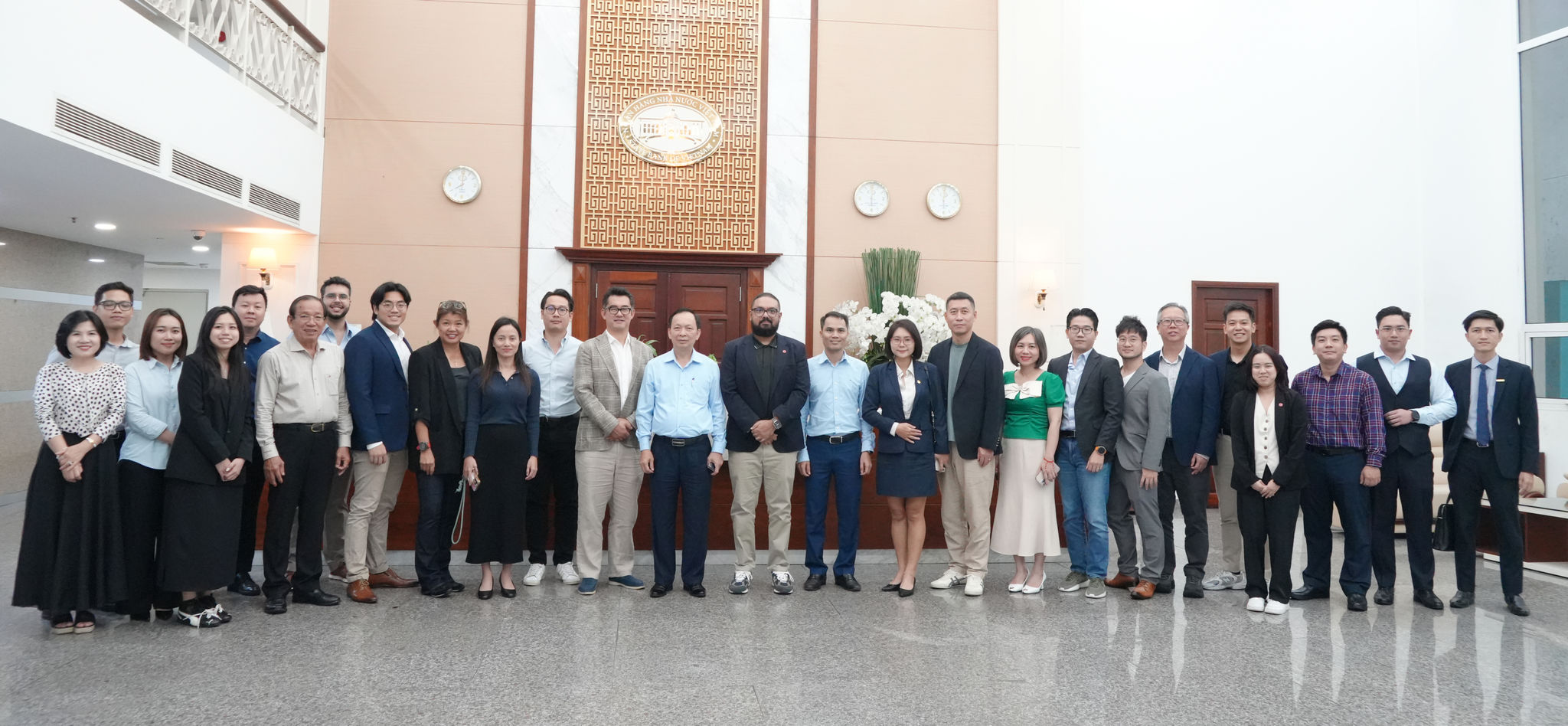 Các đại biểu tham dự buổi làm việc chụp ảnh lưu niệm