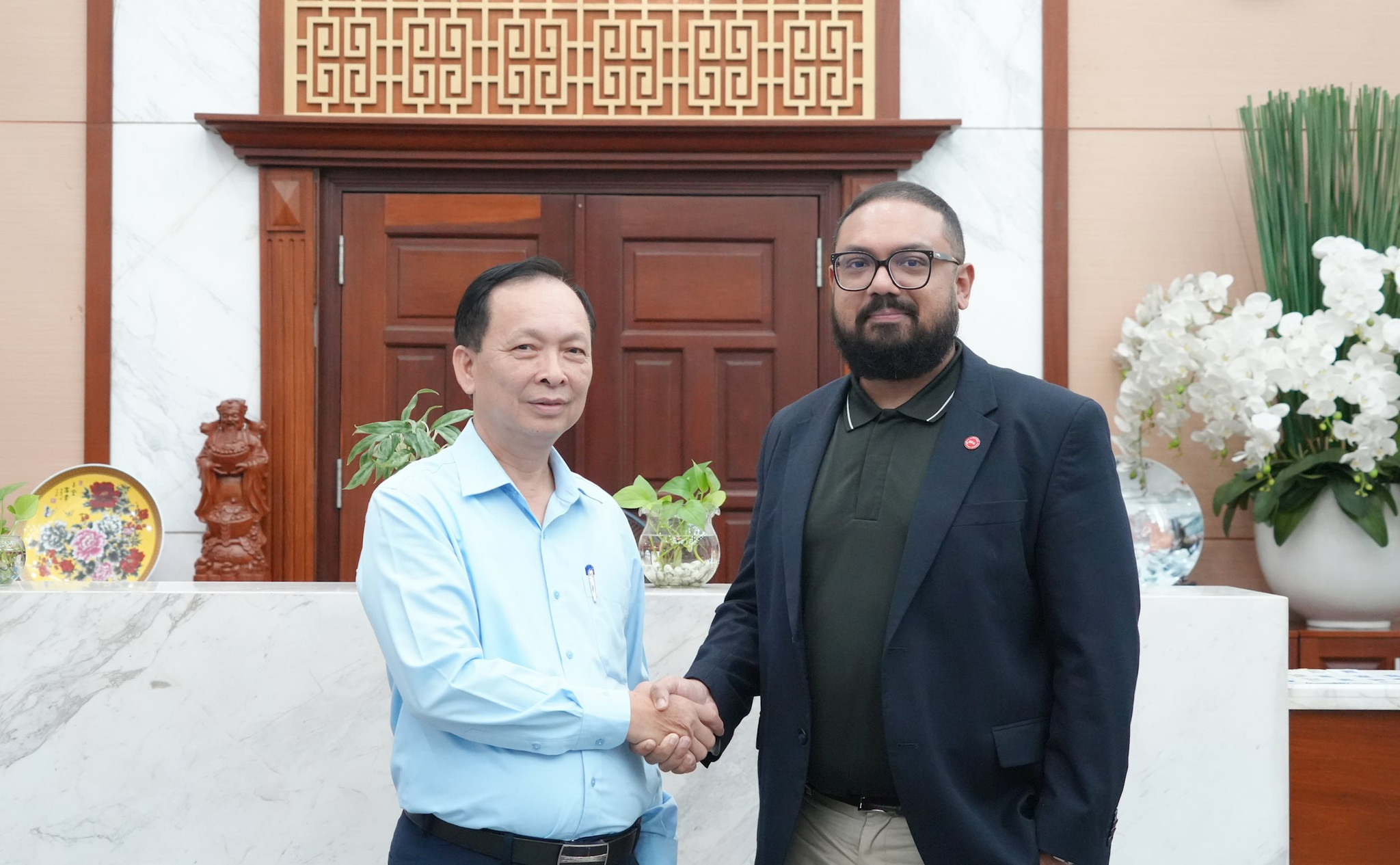 Phó Chủ tịch kiêm Tổng Thư ký Đào Minh Tú và ông Shakeel Rashid, Giám đốc Quan hệ đối tác và Truyền thông, Hiệp hội Fintech Singapore (SFA) chụp ảnh lưu niệm