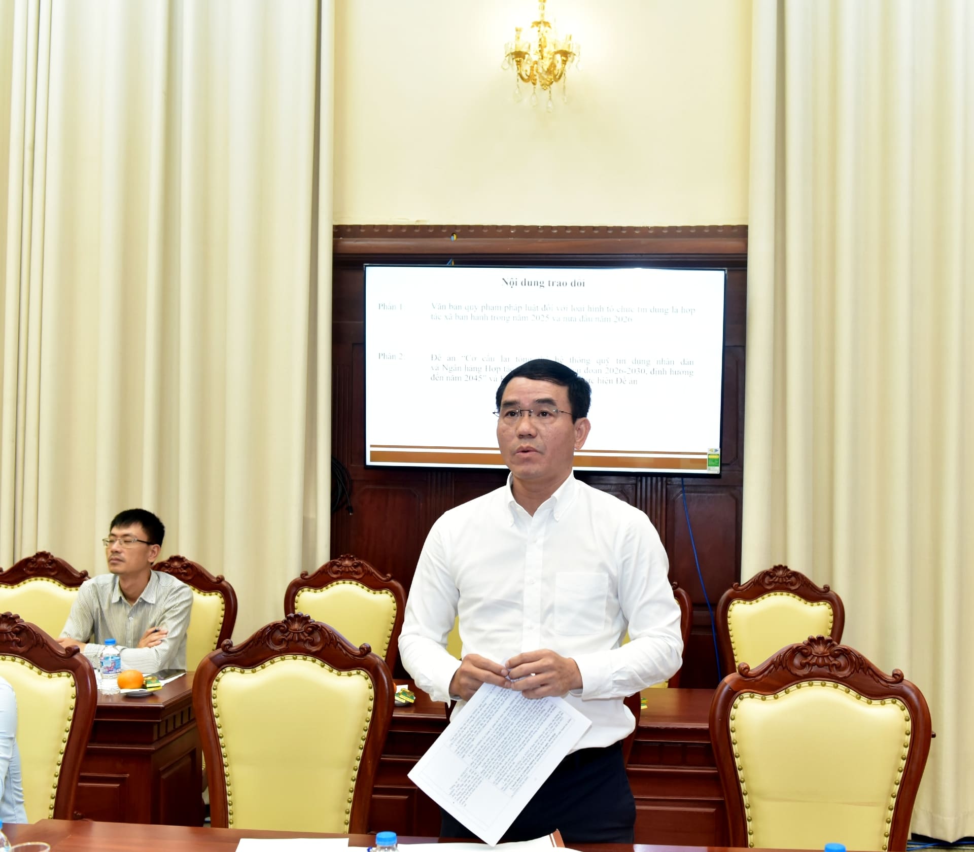 Đồng chí Hoàng Việt Dũng, Phó Cục trưởng Cục An toàn hệ thống các TCTD, NHNN trình bày các nội dung cơ bản của các hoạt động pháp luật đã được ban hành