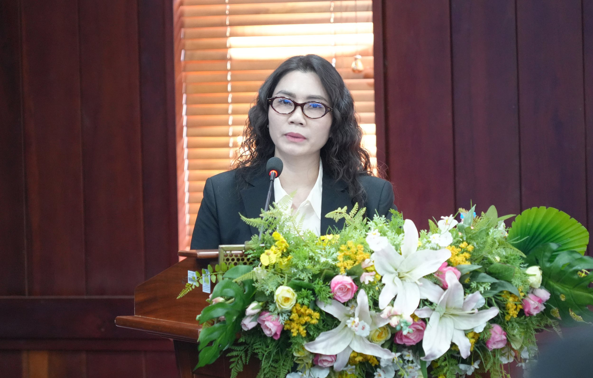Bà Hoàng Thị Ánh, Phó Chánh án Toà án Nhân dân Khu vực 1, TP. Hồ Chí Minh trình bày tham luận