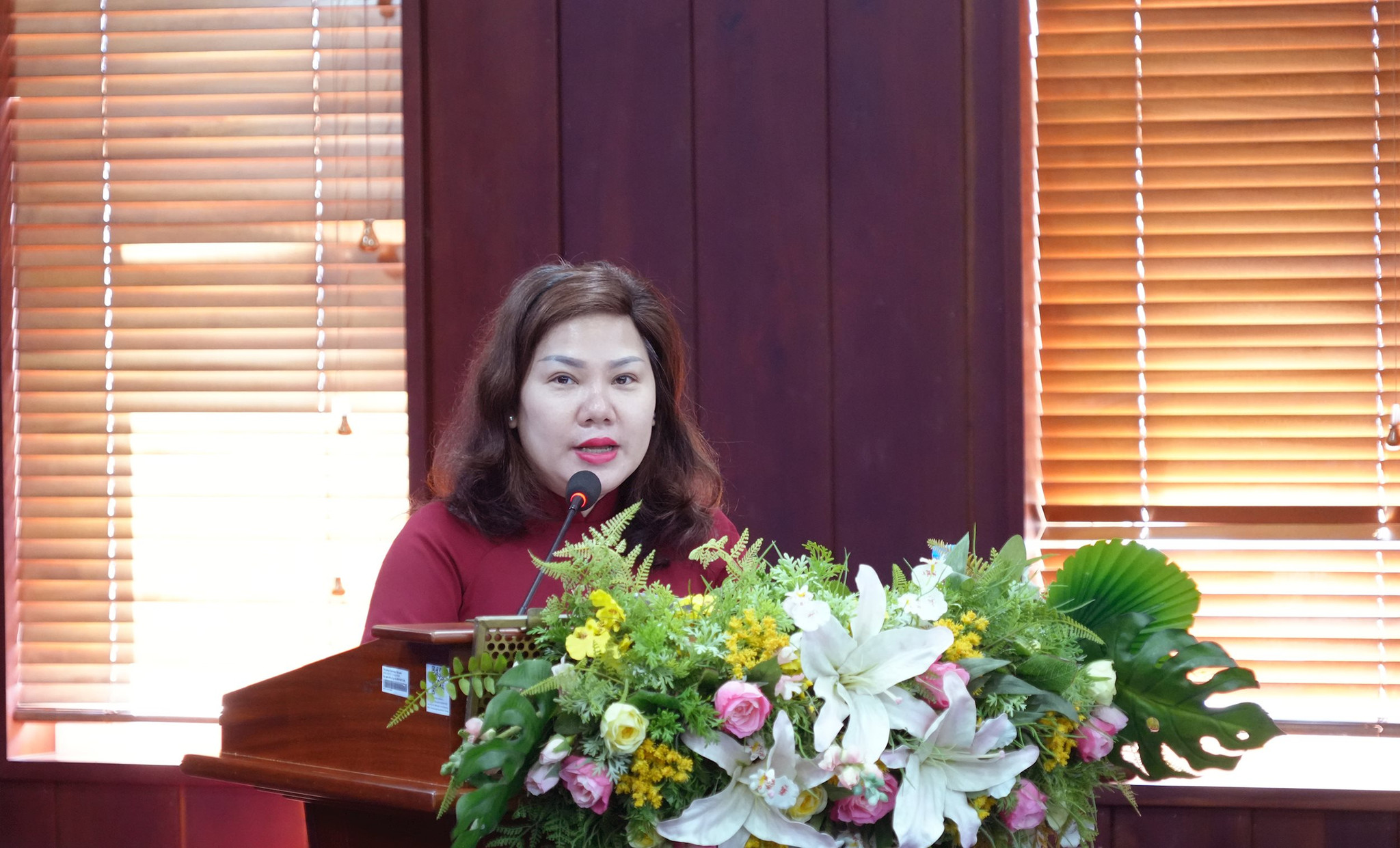 Bà Đặng Thị Tám, Thẩm phán Toà án Nhân dân khu vực 7 tại TP. Hồ Chí Minh trình bày tham luận