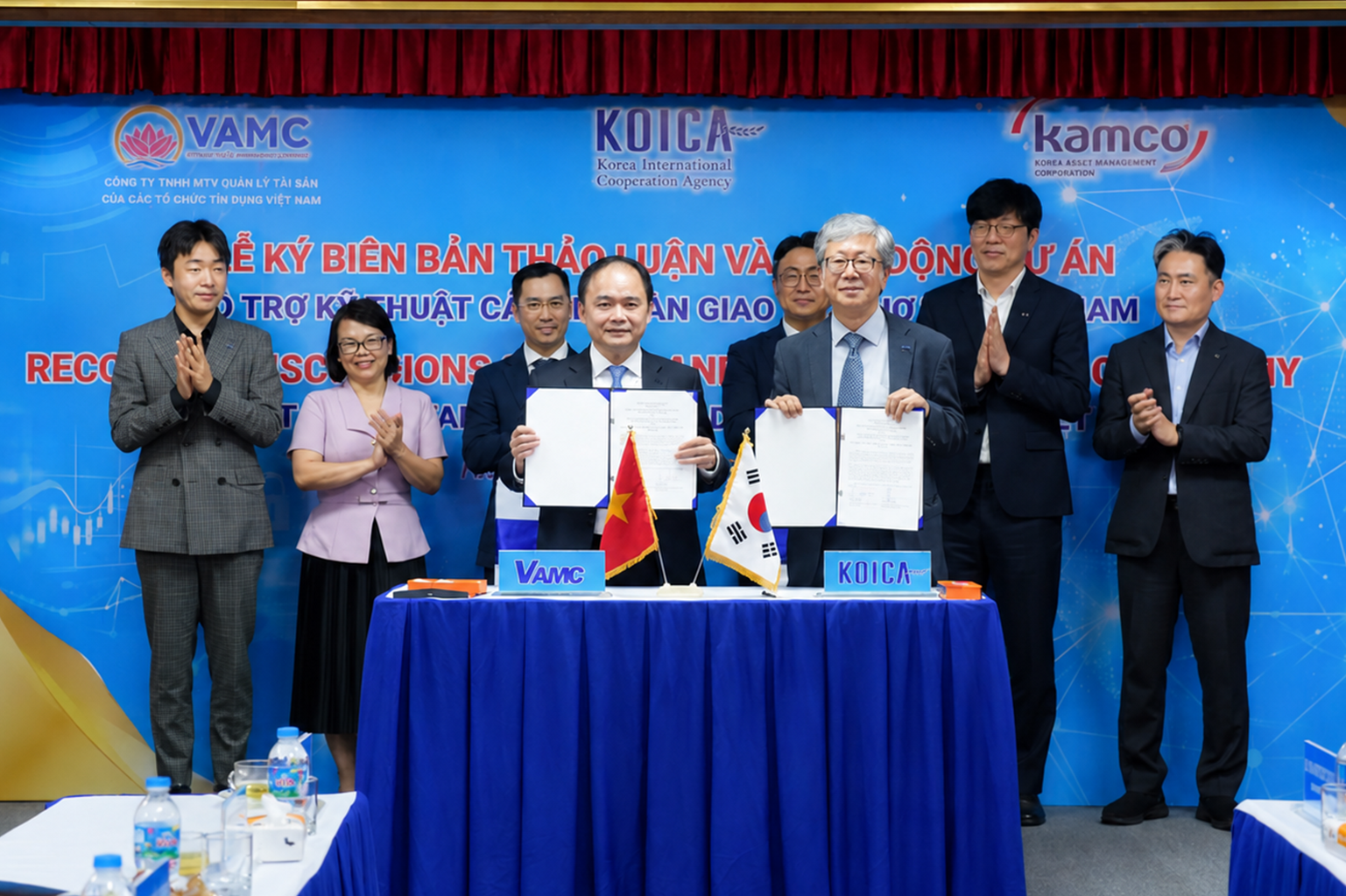 Ông Đặng Đình Thích Quyền Tổng Giám đốc VAMC và Ông Lee Byung-hwa, Giám đốc Quốc gia KOICA tại Việt Nam ký kết Biên bản thảo luận và khởi động dự án