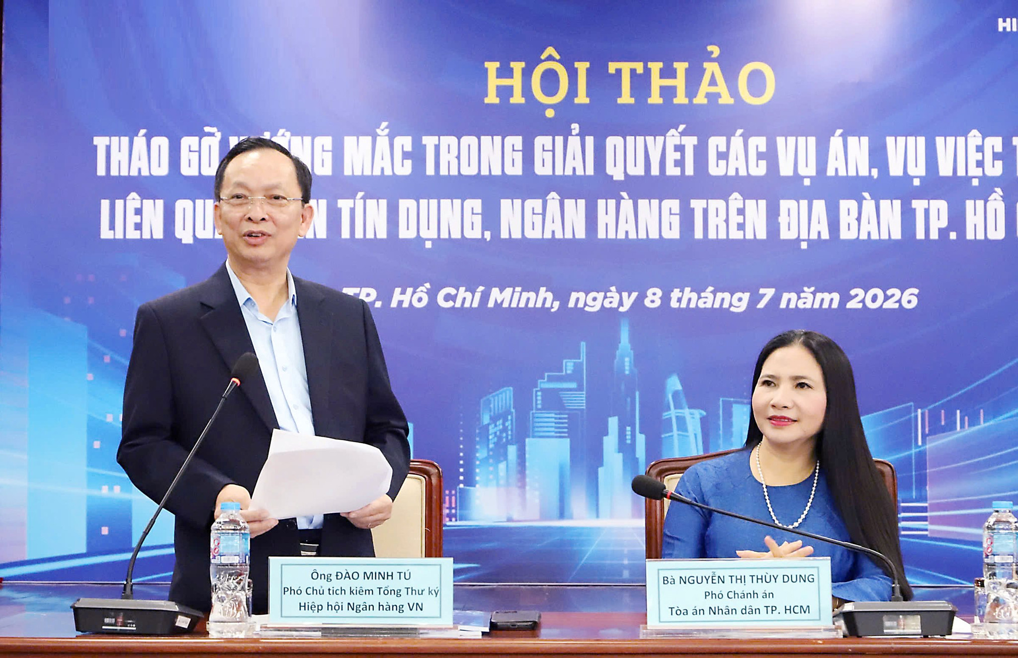 Phó Chủ tịch kiêm Tổng Thư ký Hiệp hội Ngân hàng Việt Nam Đào Minh Tú và bà Nguyễn Thị Thuỳ Dung, Phó Chánh án Toà án Nhân dân TP. Hồ Chí Minh chủ trì Hội thảo