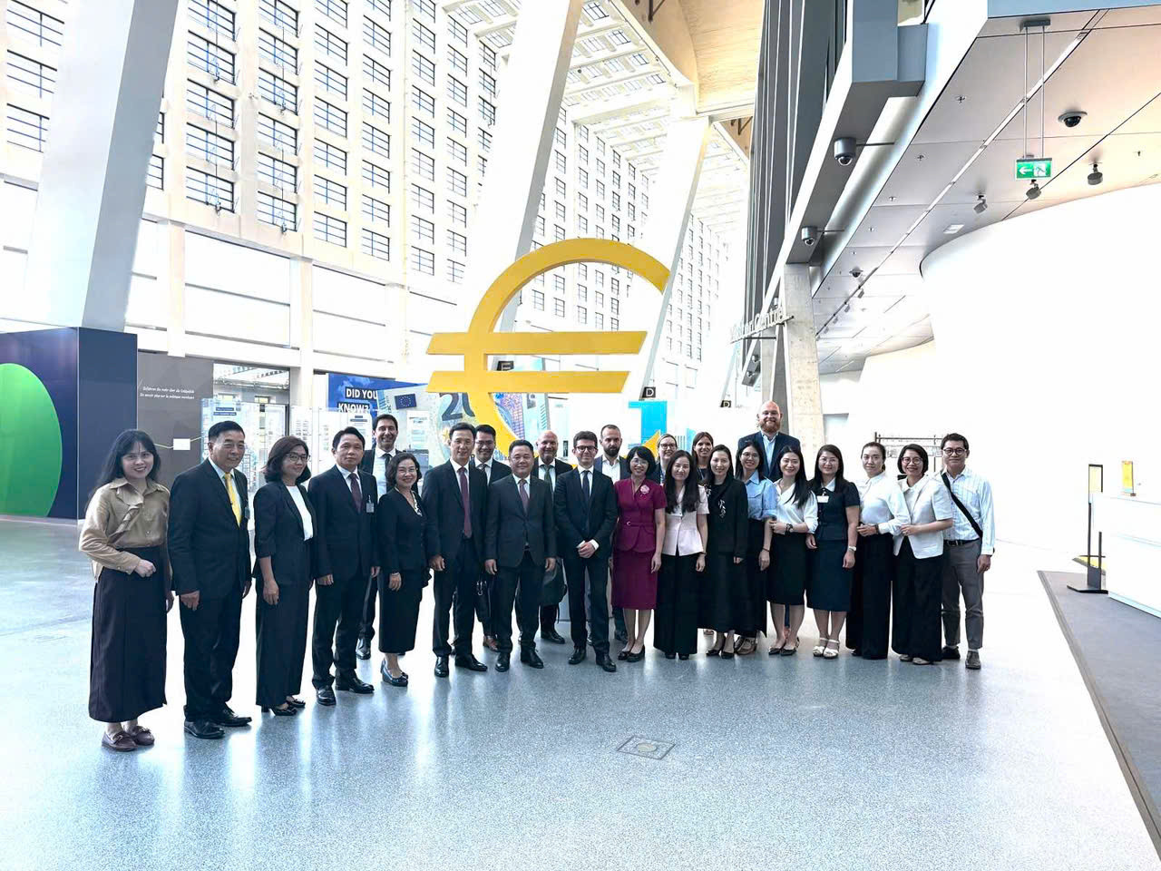 Đoàn công tác BIDV đến thăm và làm việc tại Ngân hàng Trung ương Châu Âu