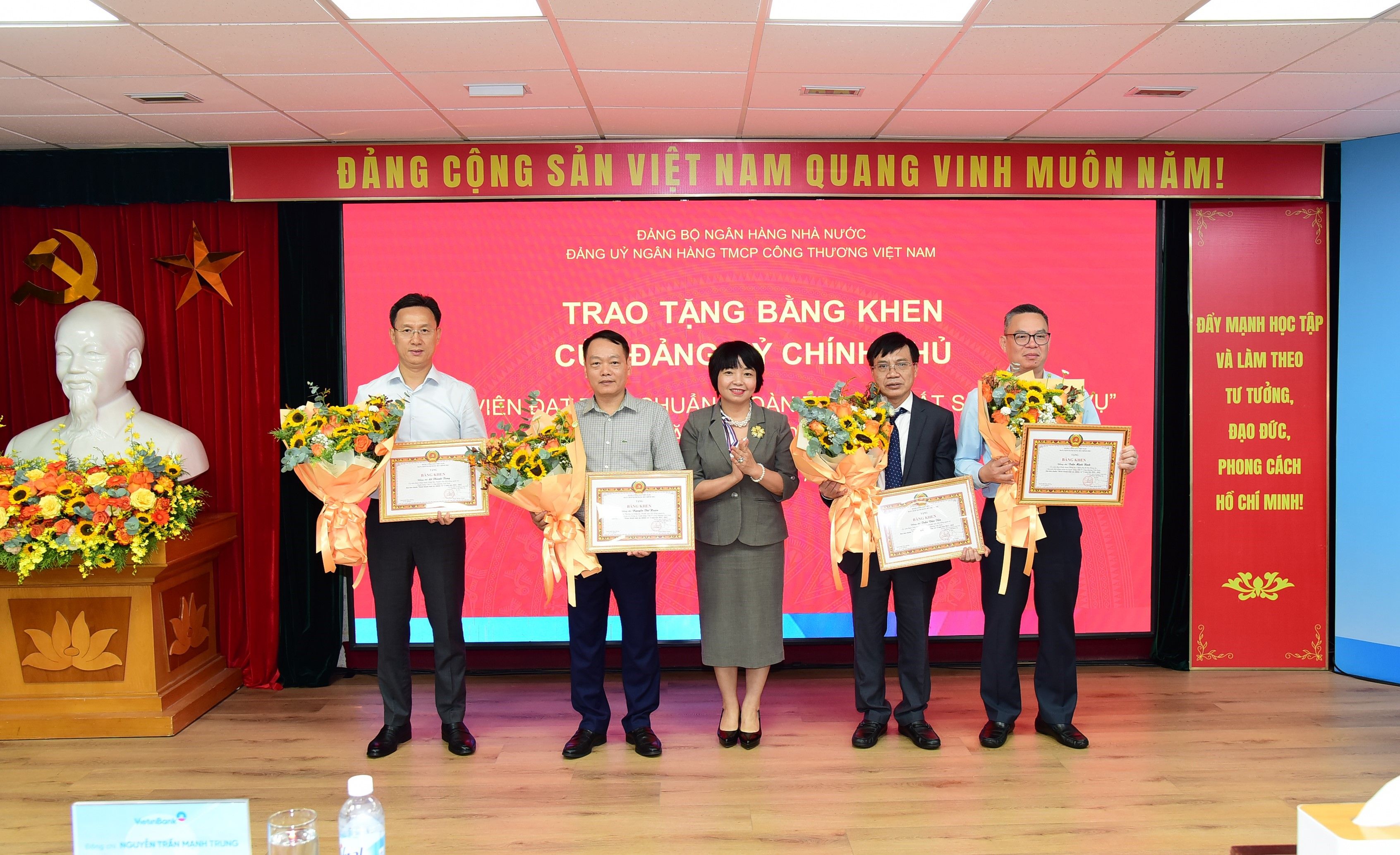 Ảnh: 4 đồng chí lãnh đạo nhận Bằng khen của Đảng ủy Chính phủ cho đảng viên đạt tiêu chuẩn “Hoàn thành xuất sắc nhiệm vụ” 5 năm liền (2021-2025), gồm: Đ/c Trần Minh Bình - Bí thư Đảng ủy, Chủ tịch Hội đồng quản trị; Đ/c Nguyễn Thế Huân - Ủy viên BTV Đảng ủy, TV HĐQT, Chủ nhiệm UBKT Đảng ủy; Đ/c Trần Văn Tần - Ủy viên BCH Đảng bộ, TV HĐQT; Đ/c Lê Thanh Tùng - Ủy viên BCH Đảng bộ, TV HĐQT