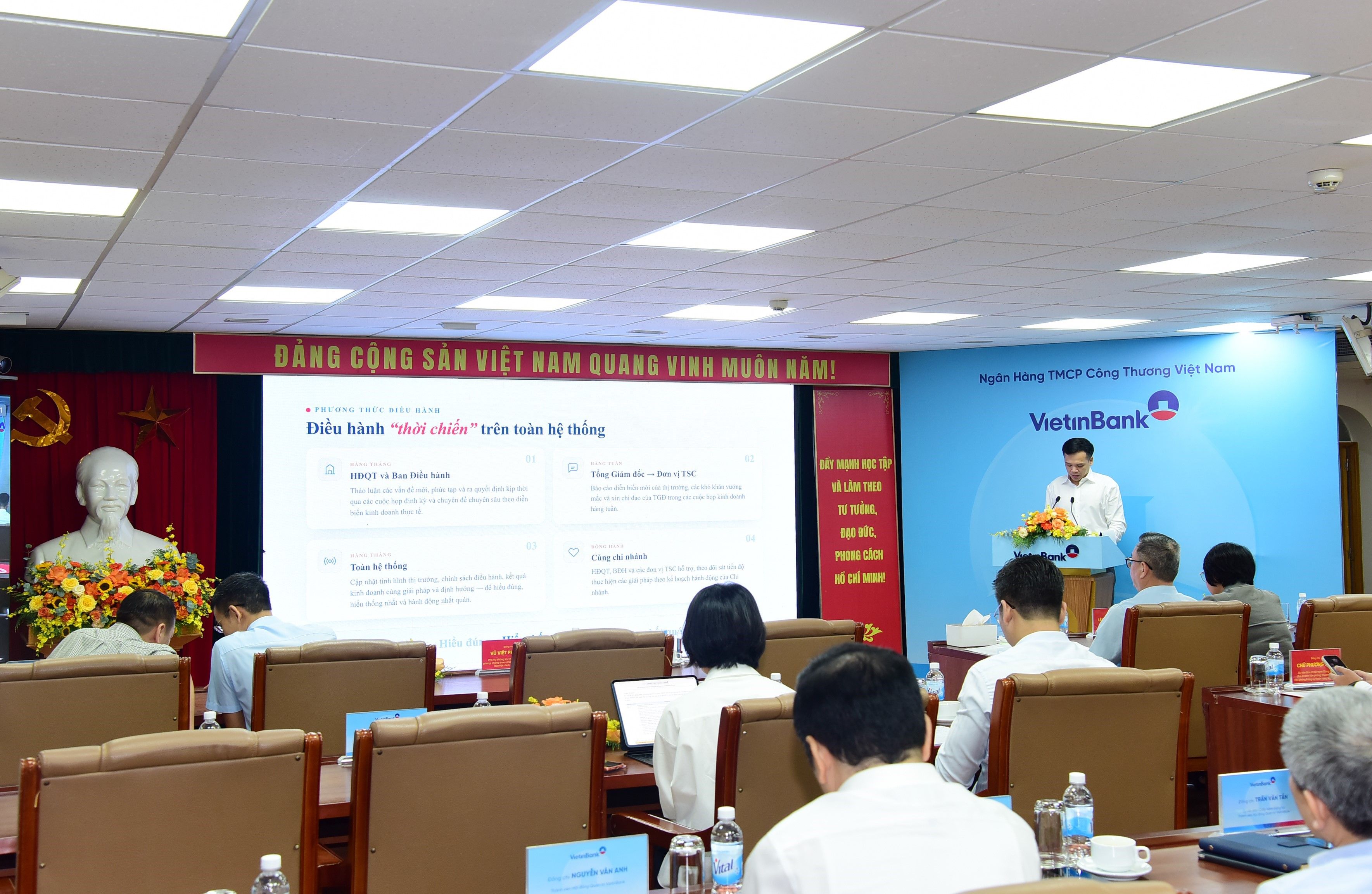 Ảnh: Đồng chí Nguyễn Trần Mạnh Trung, Phó Bí thư Đảng ủy, TV HĐQT kiêm Tổng Giám đốc VietinBank trình bày báo cáo sơ kết hoạt động kinh doanh