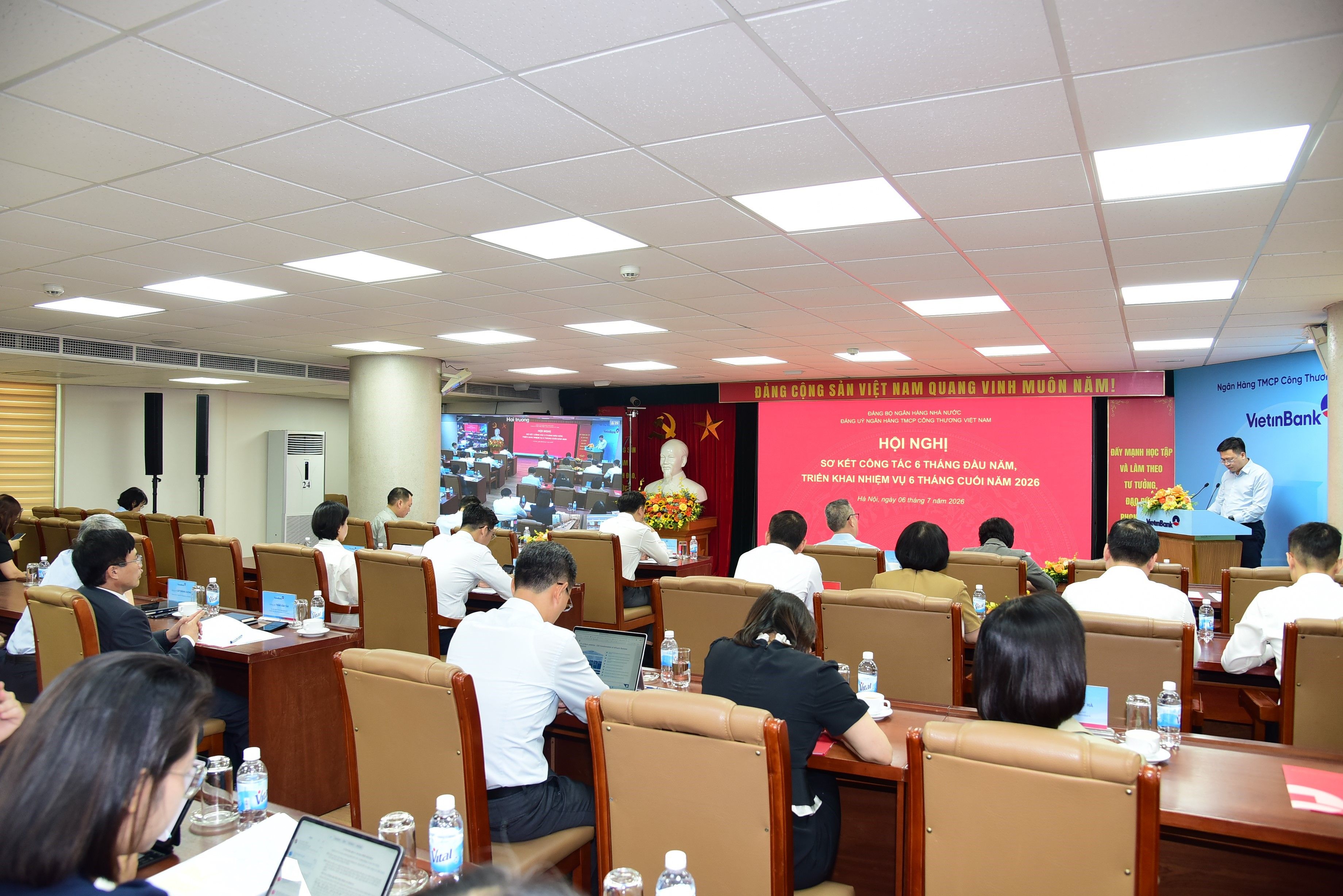Ảnh: Hội nghị nghe đồng chí Lý Thanh Thảo, Phó Bí thư Thường trực Đảng ủy VietinBank trình bày Báo cáo sơ kết công tác xây dựng Đảng 6 tháng đầu năm 2026