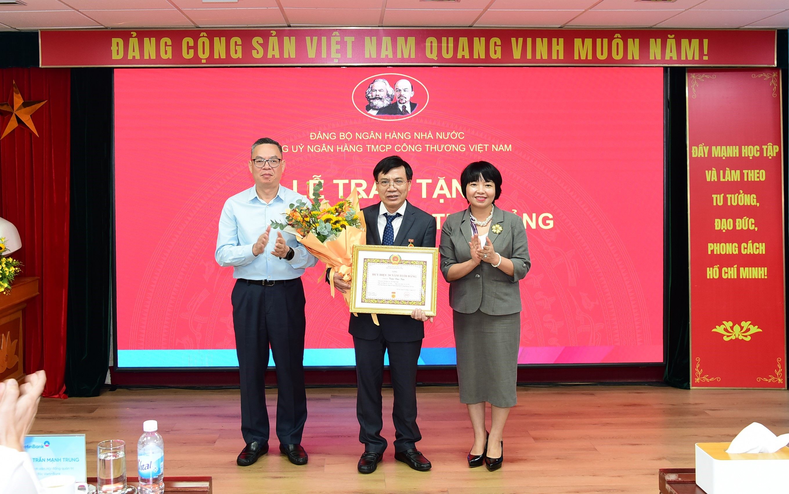 Ảnh: Đồng chí Trần Văn Tần - Ủy viên BCH Đảng bộ, Thành viên HĐQT VietinBank nhận Huy hiệu 30 năm tuổi Đảng