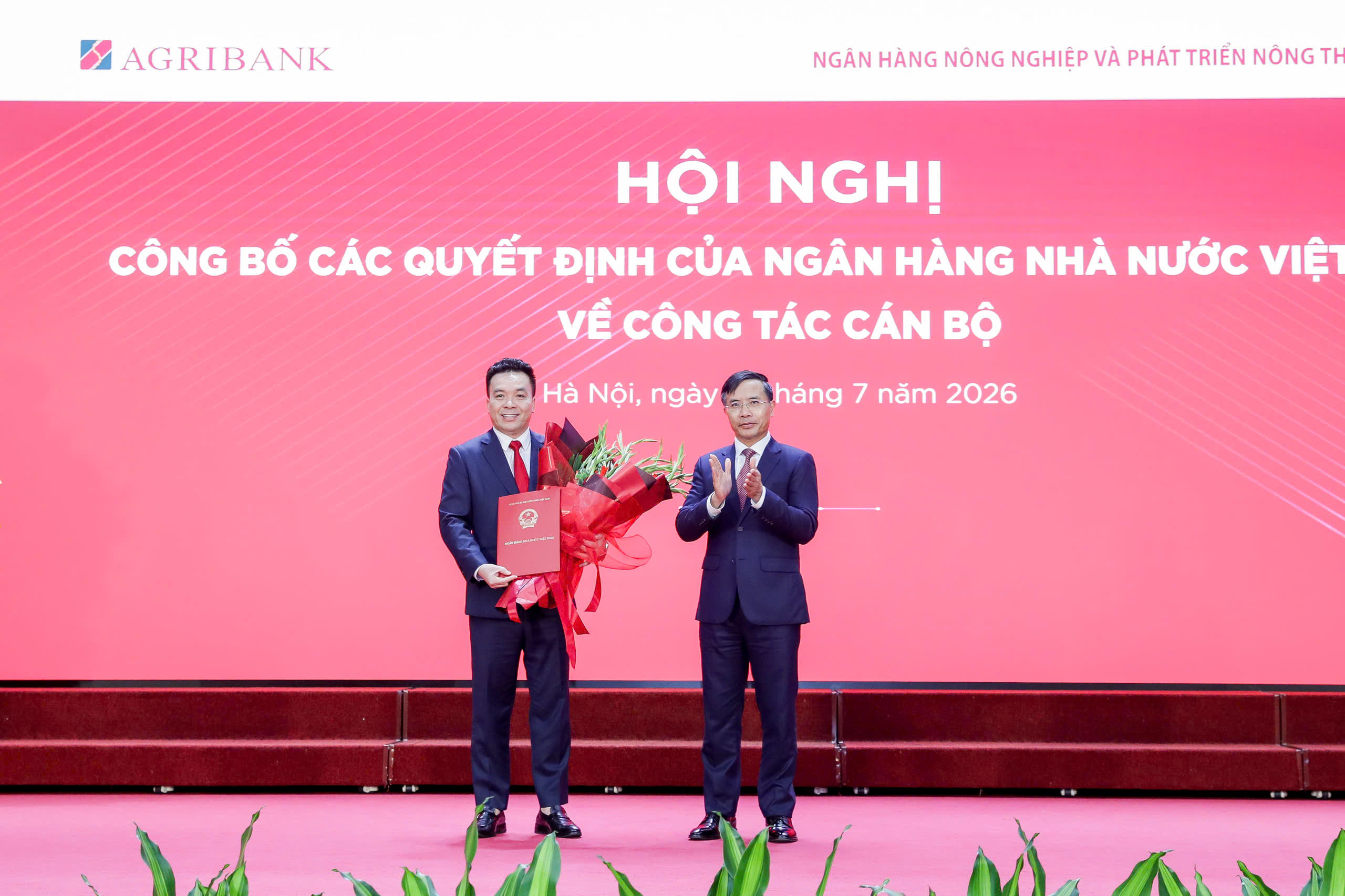 Đồng chí Phạm Đức Ấn, Ủy viên Ban Chấp hành Trung ương Đảng, Bí thư Đảng ủy, Thống đốc Ngân hàng Nhà nước Việt Nam trao quyết định bổ nhiệm cho đồng chí Lê Văn Xuất