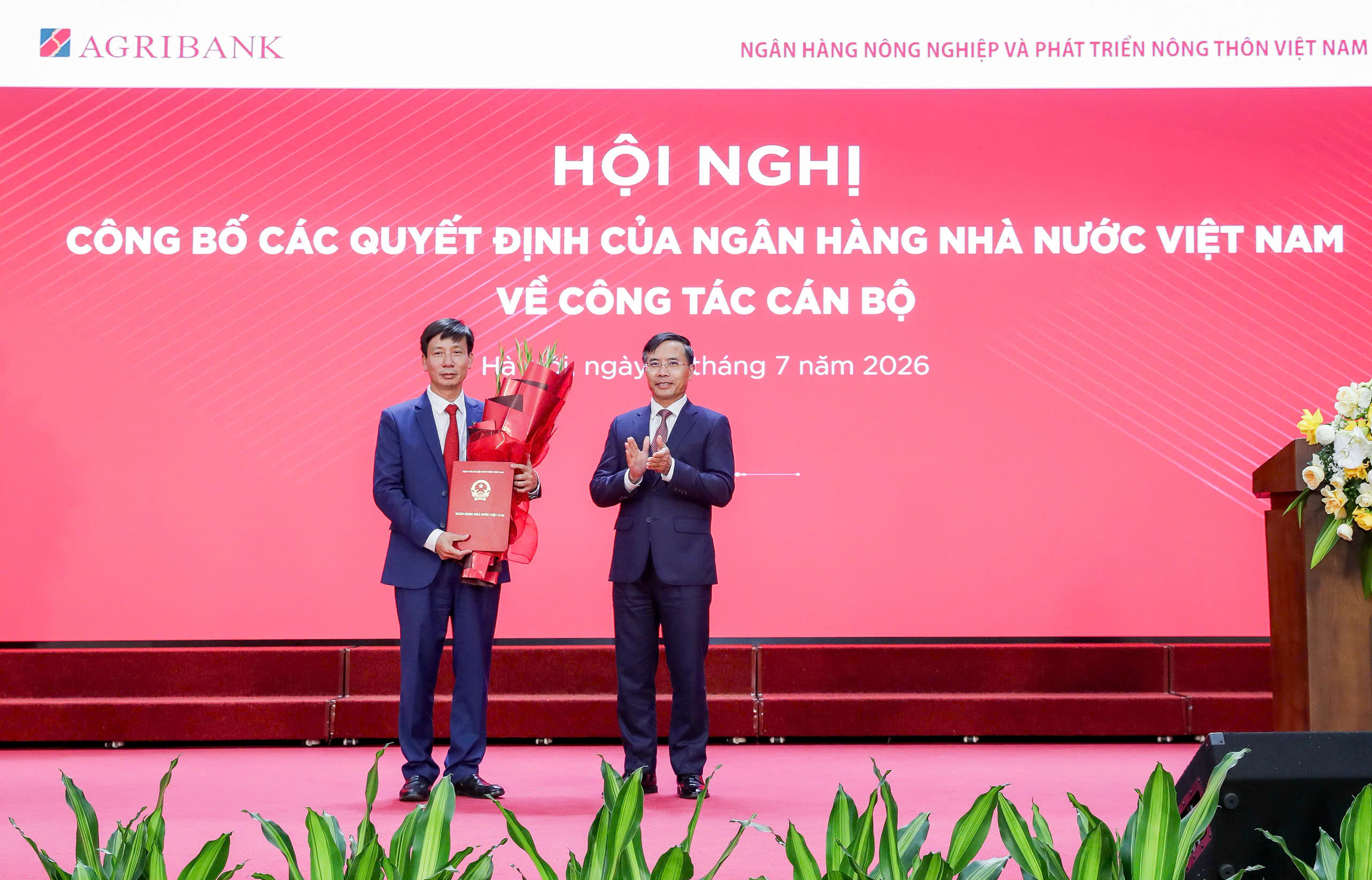Đồng chí Phạm Đức Ấn, Ủy viên Ban Chấp hành Trung ương Đảng, Bí thư Đảng ủy, Thống đốc Ngân hàng Nhà nước Việt Nam trao quyết định bổ nhiệm cho đồng chí Phạm Đức Tuấn