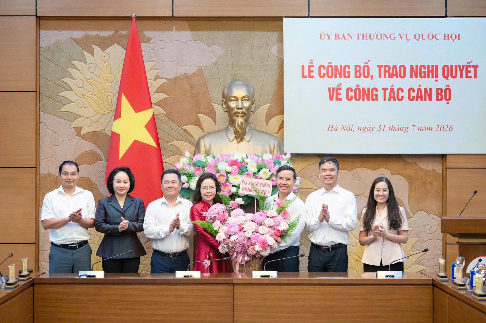 Thống đốc Phạm Đức Ấn tặng hoa chúc mừng tân Trợ lý Phó Chủ tịch Quốc hội