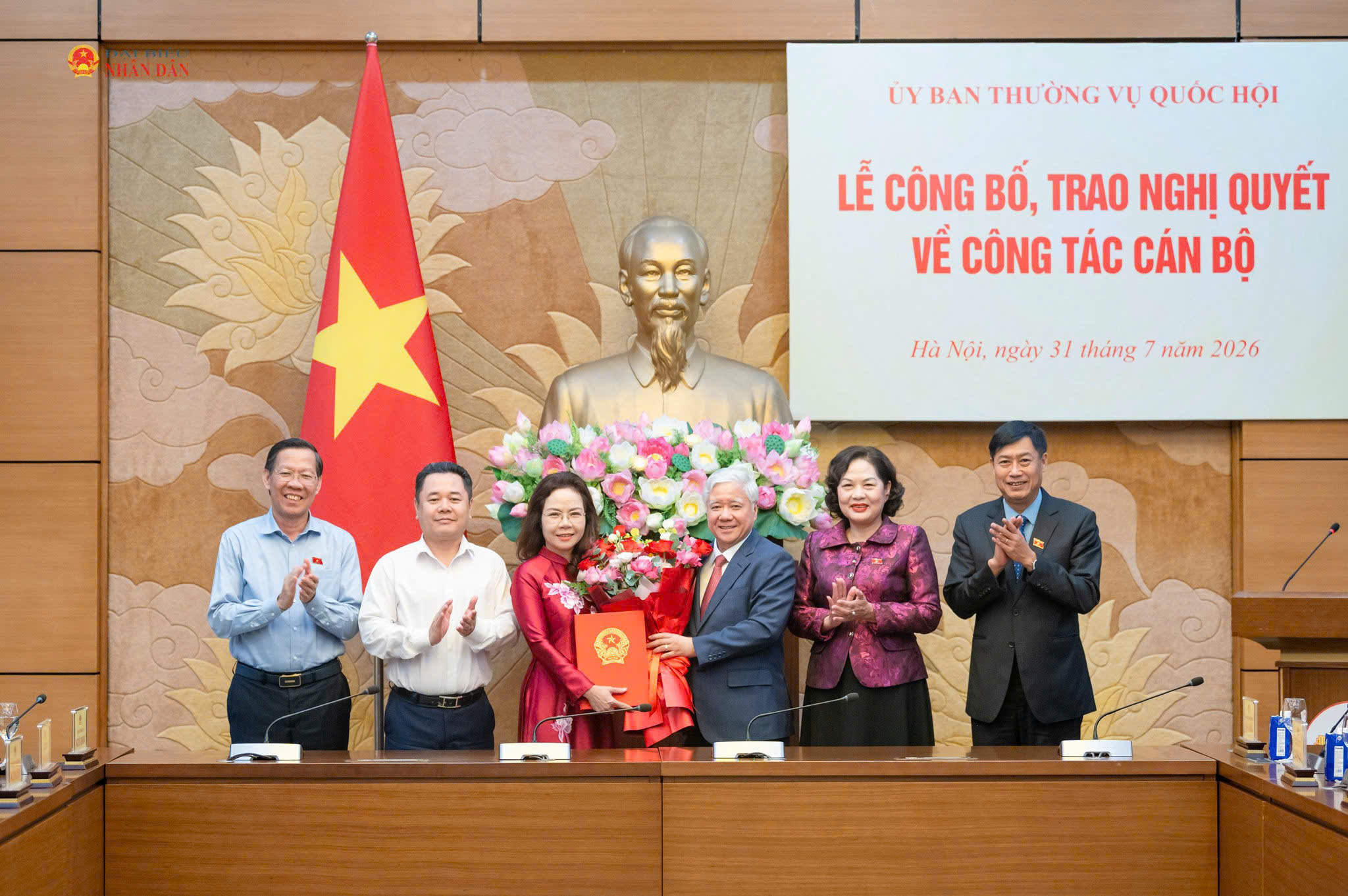 Phó Chủ tịch Thường trực Quốc hội Đỗ Văn Chiến, Phó Chủ tịch Quốc hội Nguyễn Thị Hồng, Chủ nhiệm Ủy ban Công tác đại biểu Nguyễn Hữu Đông, Chủ nhiệm Ủy ban Kinh tế và Tài chính Phan Văn Mãi, Phó Thống đốc Ngân hàng Nhà nước Nguyễn Ngọc Cảnh tặng hoa chúc mừng đồng chí Hà Thu Giang