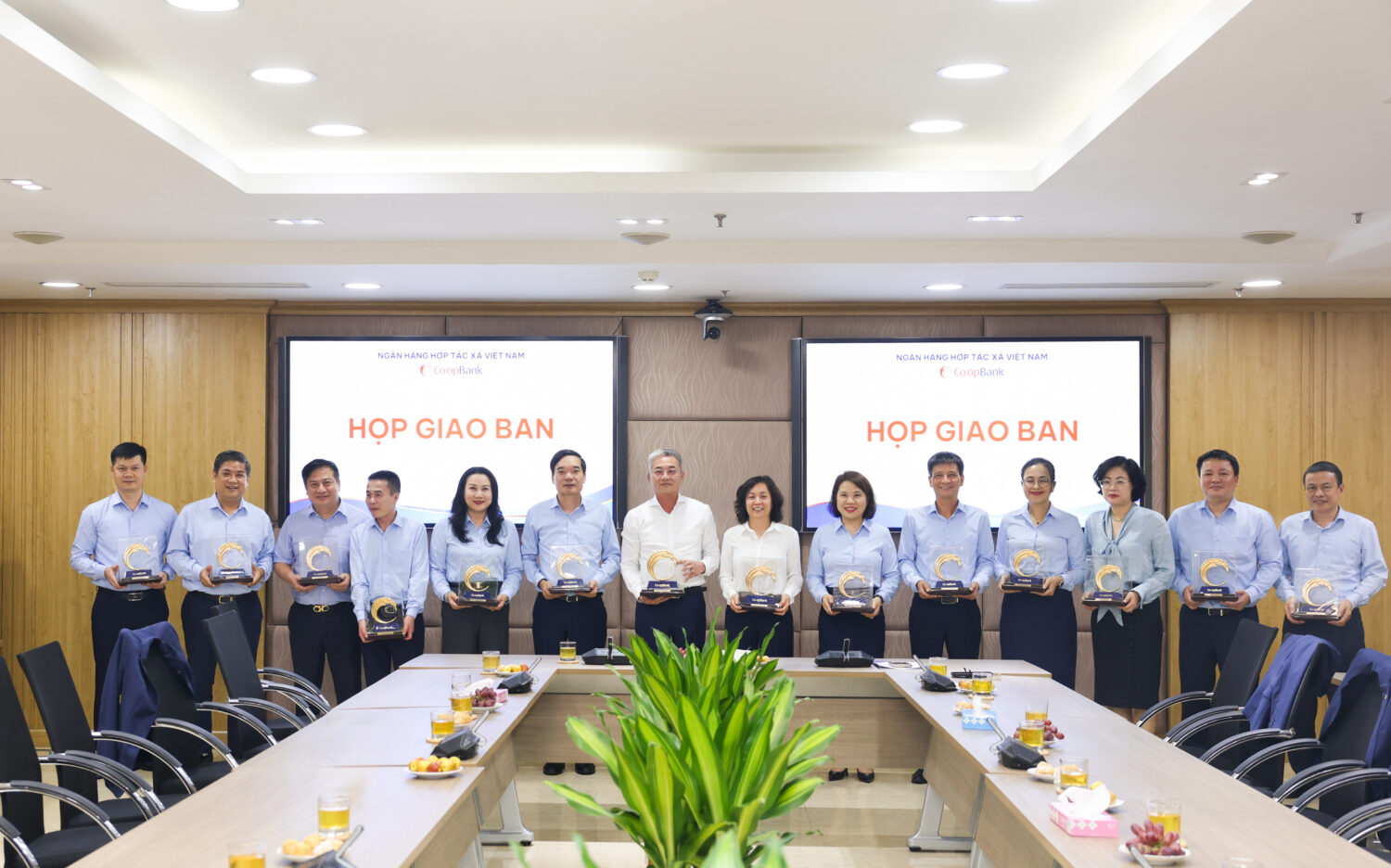 Các đồng chí Lãnh đạo Co-opBank nhận biểu trưng tại buổi gặp mặt