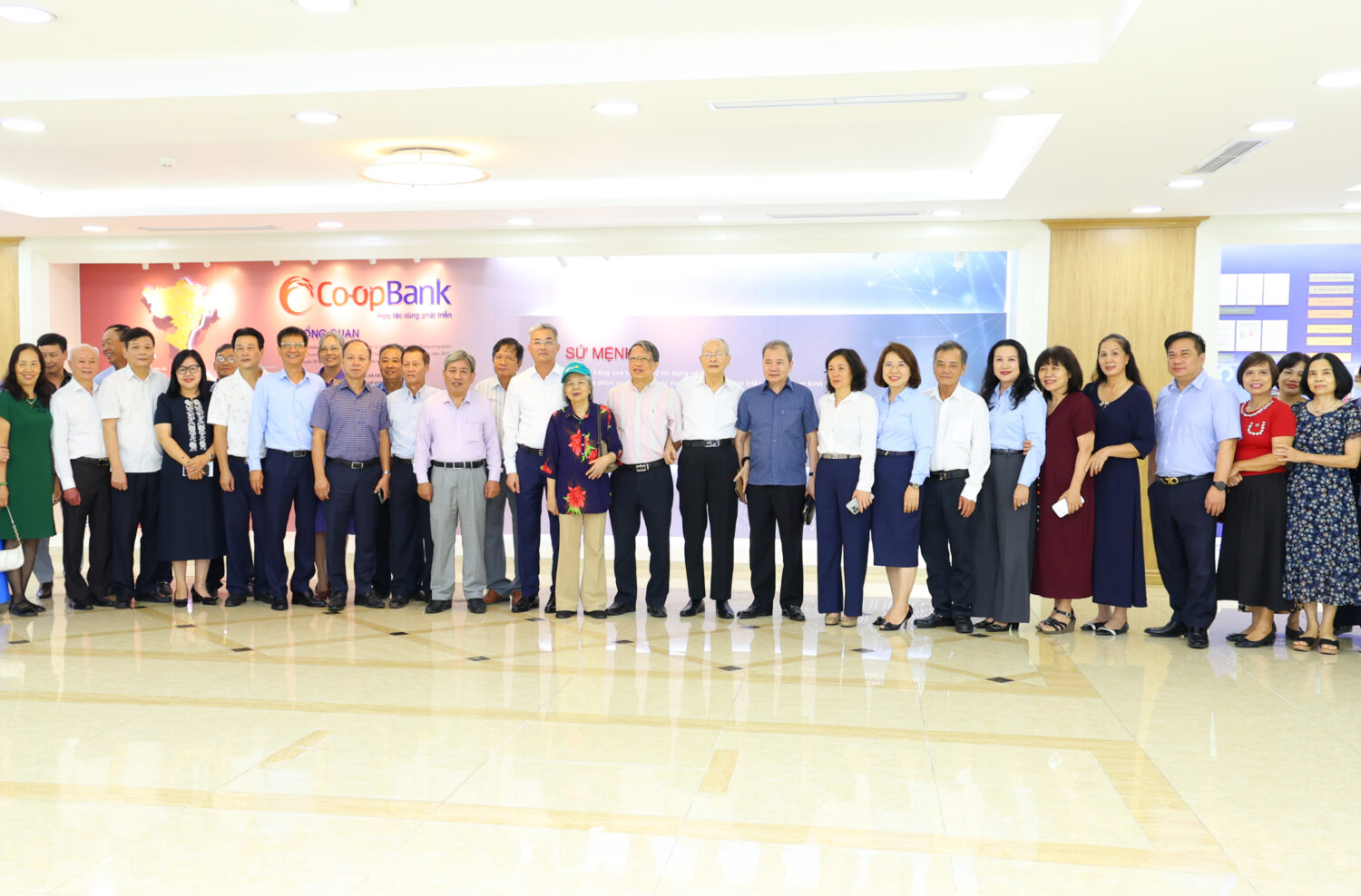 Ban Lãnh đạo Co-opBank chụp ảnh lưu niệm cùng các đồng chí Nguyên Lãnh đạo, cán bộ QTDND Trung ương và Co-opBank