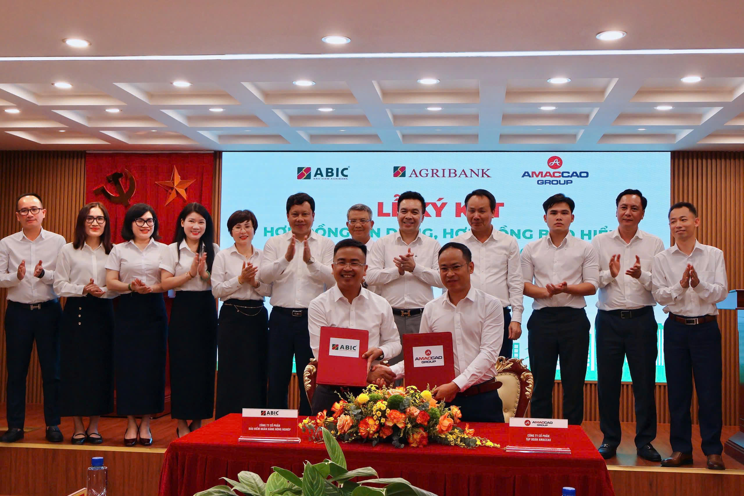 Đại diện Agribank và đại diện Tập đoàn Amaccao ký kết Hợp đồng bảo hiểm Dự án Điện rác Nghệ An