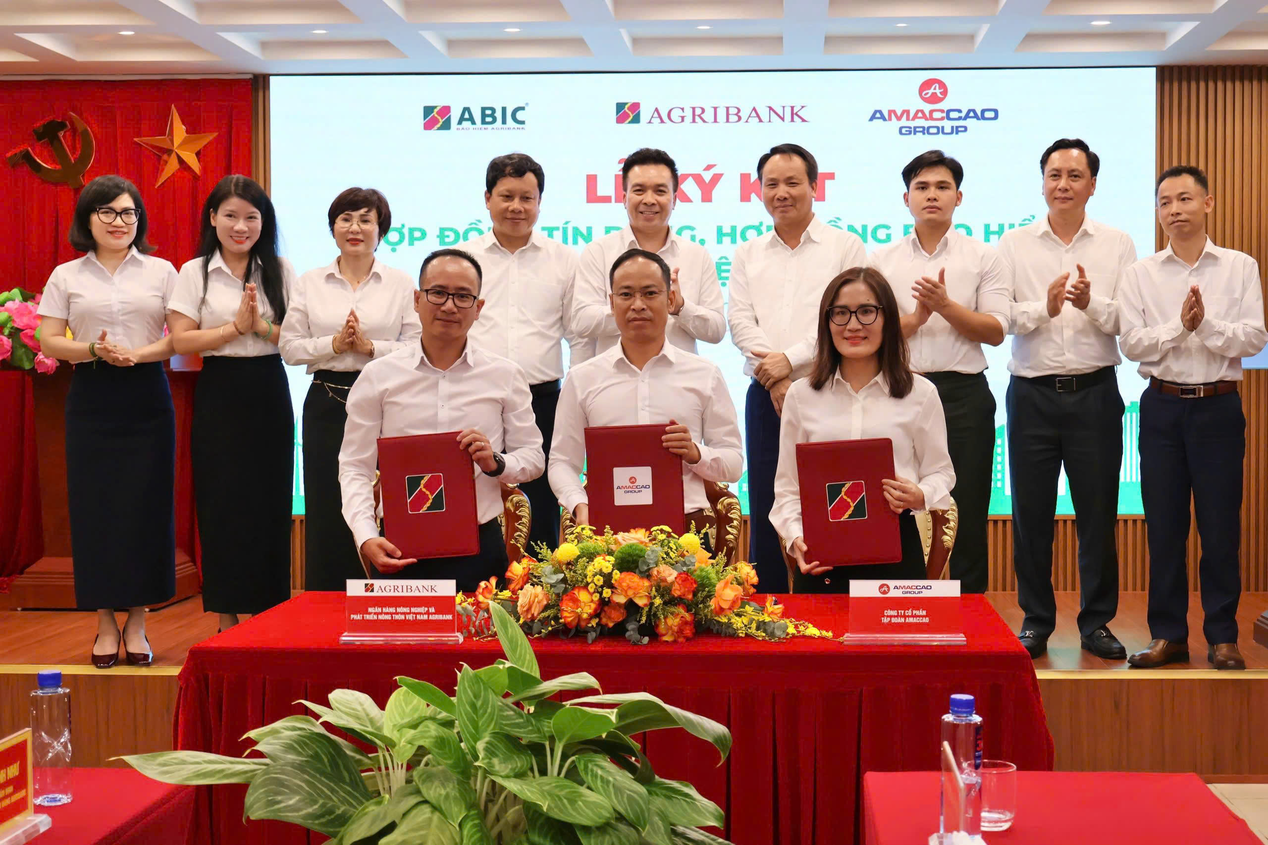 Đại diện Agribank và đại diện Tập đoàn Amaccao ký kết Hợp đồng tín dụng Dự án Điện rác Nghệ An