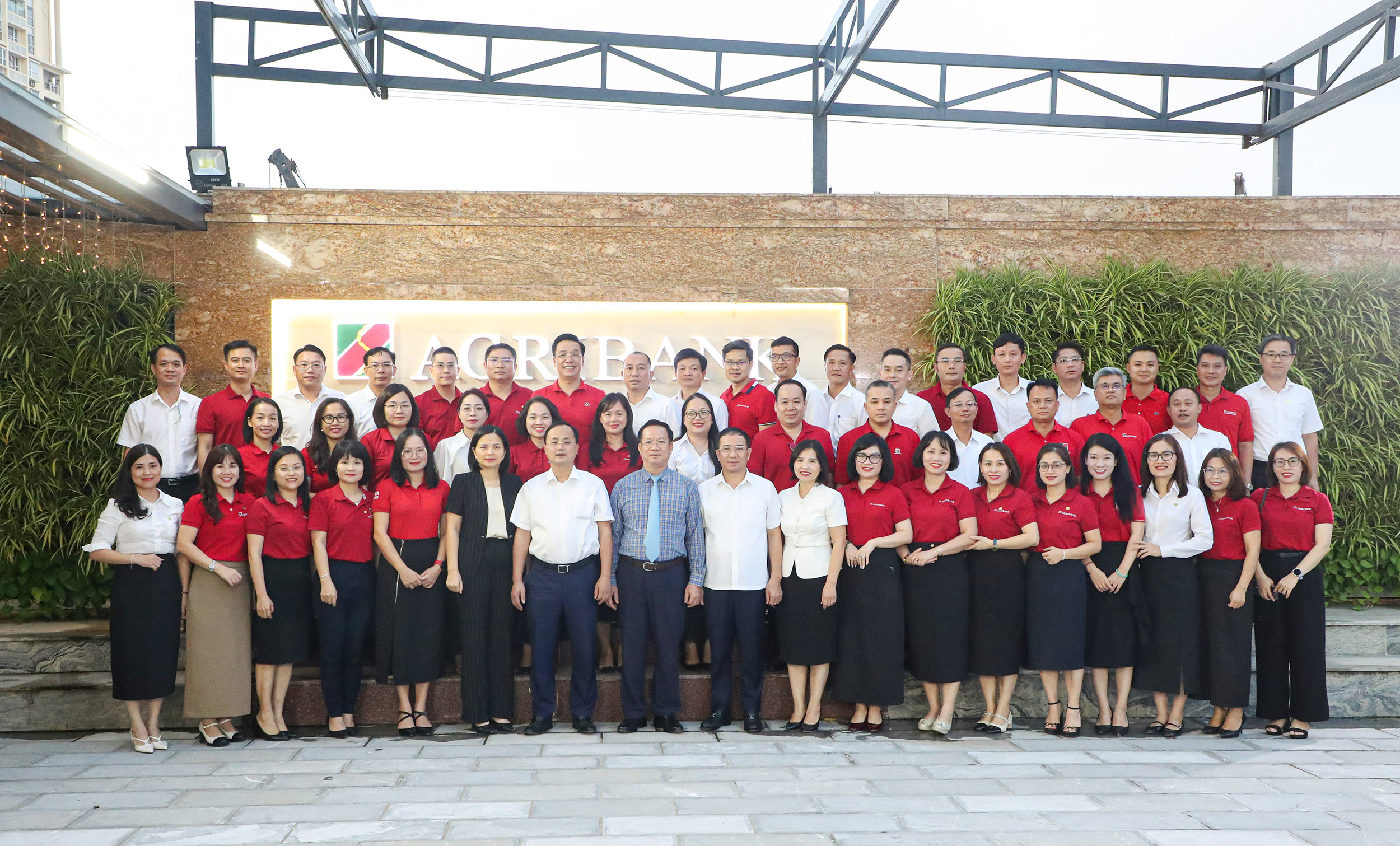 Đại diện Ban lãnh đạo Agribank chụp ảnh lưu niệm cùng Tập thể học viên tham gia Chương trình đào tạo