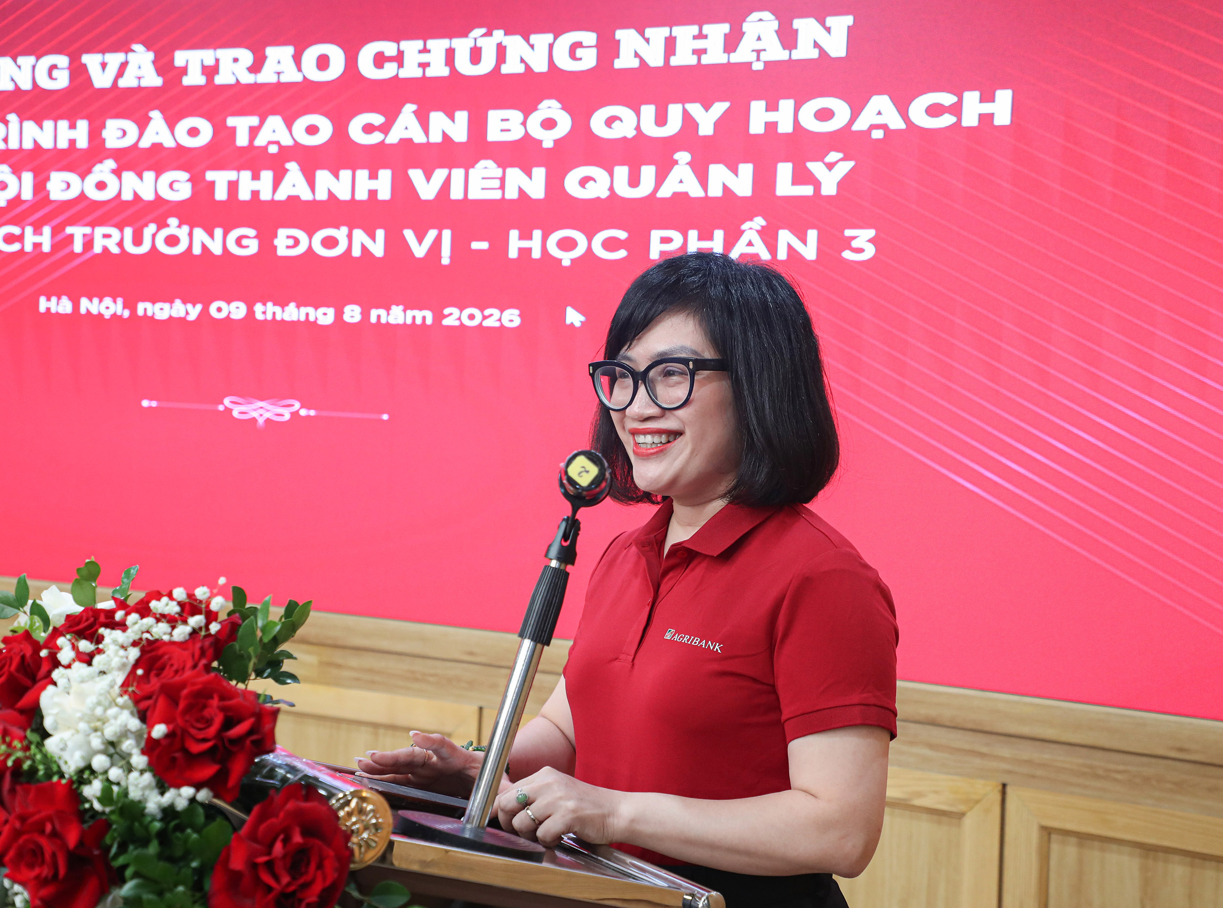 Bà Nguyễn Thị Hạnh Thư - Phó Giám đốc Agribank Chi nhánh Sở Giao dịch, đại diện học viên chia sẻ tại Chương trình bế giảng