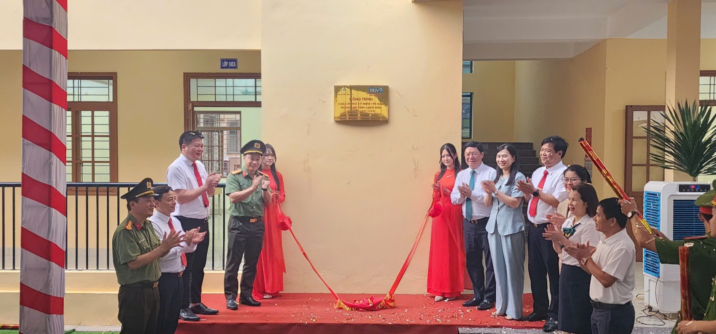 Các đại biểu tham dự nghi thức kéo băng khánh thành công trình