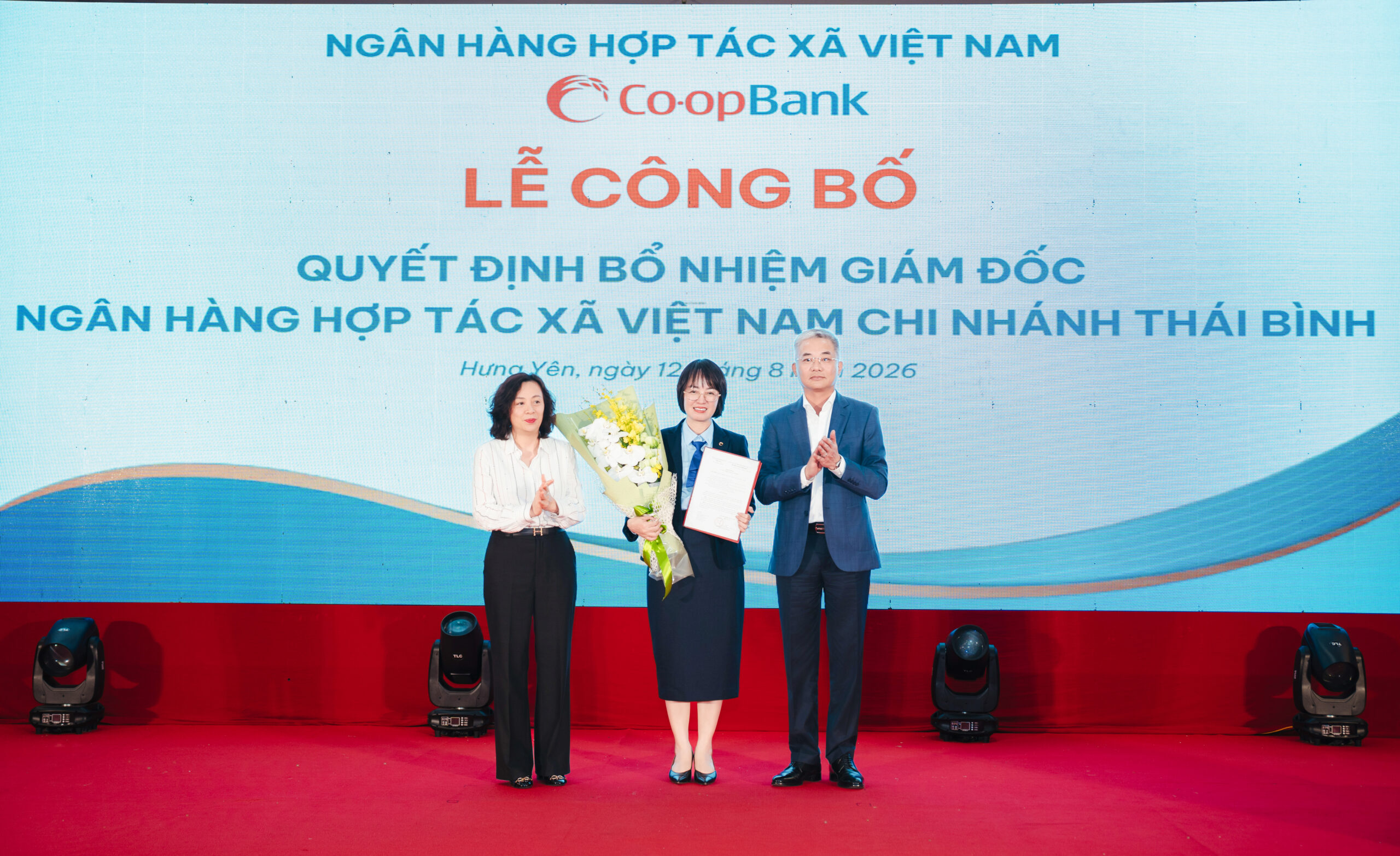 Ông Nguyễn Quốc Cường – Chủ tịch Hội đồng quản trị Co-opBank và bà Phạm Thị Hồng Minh – Thành viên Hội đồng quản trị, Tổng Giám đốc Co-opBank trao Quyết định và tặng hoa chúc mừng bà Đỗ Thị Thanh Huyền – Quyền Giám đốc Co-opBank Chi nhánh Thái Bình giữ chức vụ Giám đốc Co-opBank Chi nhánh Thái Bình