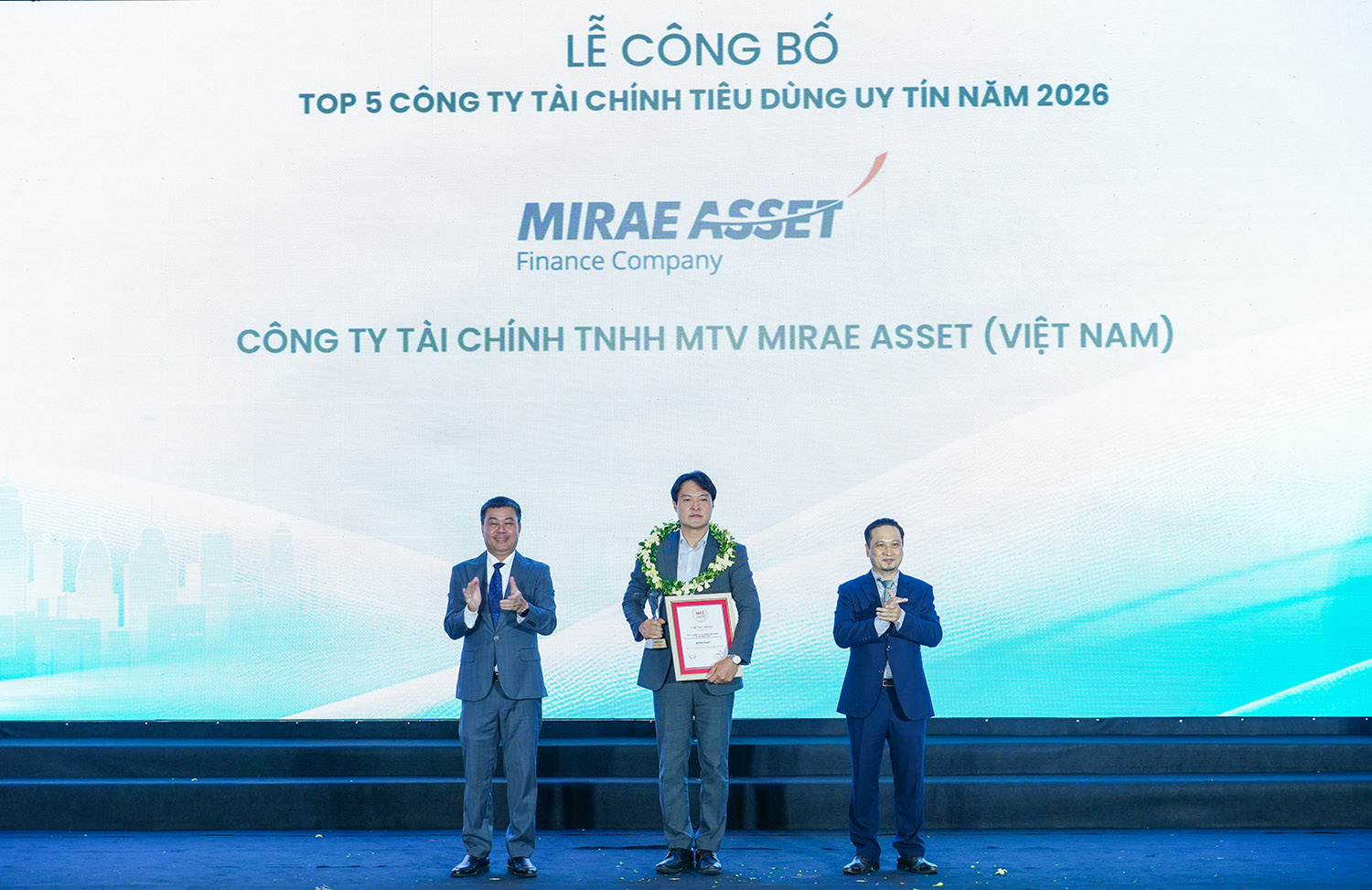 Ông Lee Yun Hyoung, Tổng giám đốc Tài chính Mirae Asset (Việt Nam) nhận vinh danh Top 10 Công ty Tài chính Uy tín 2026