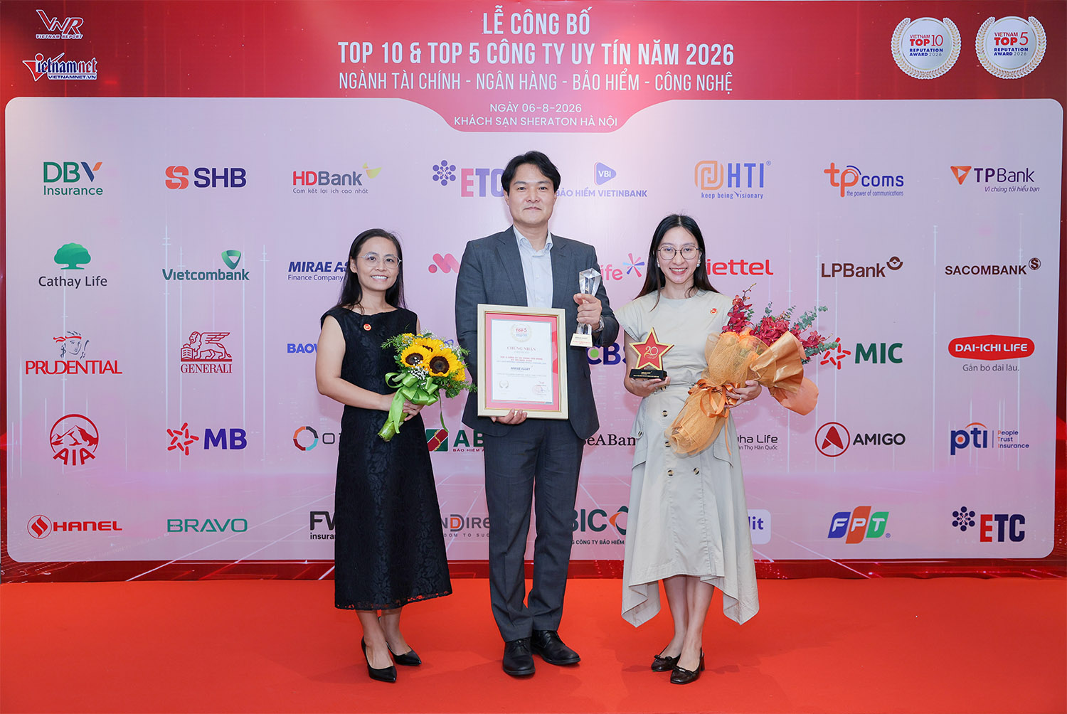 Đại diện Tài chính Mirae Asset chụp ảnh lưu niệm tại sự kiện.