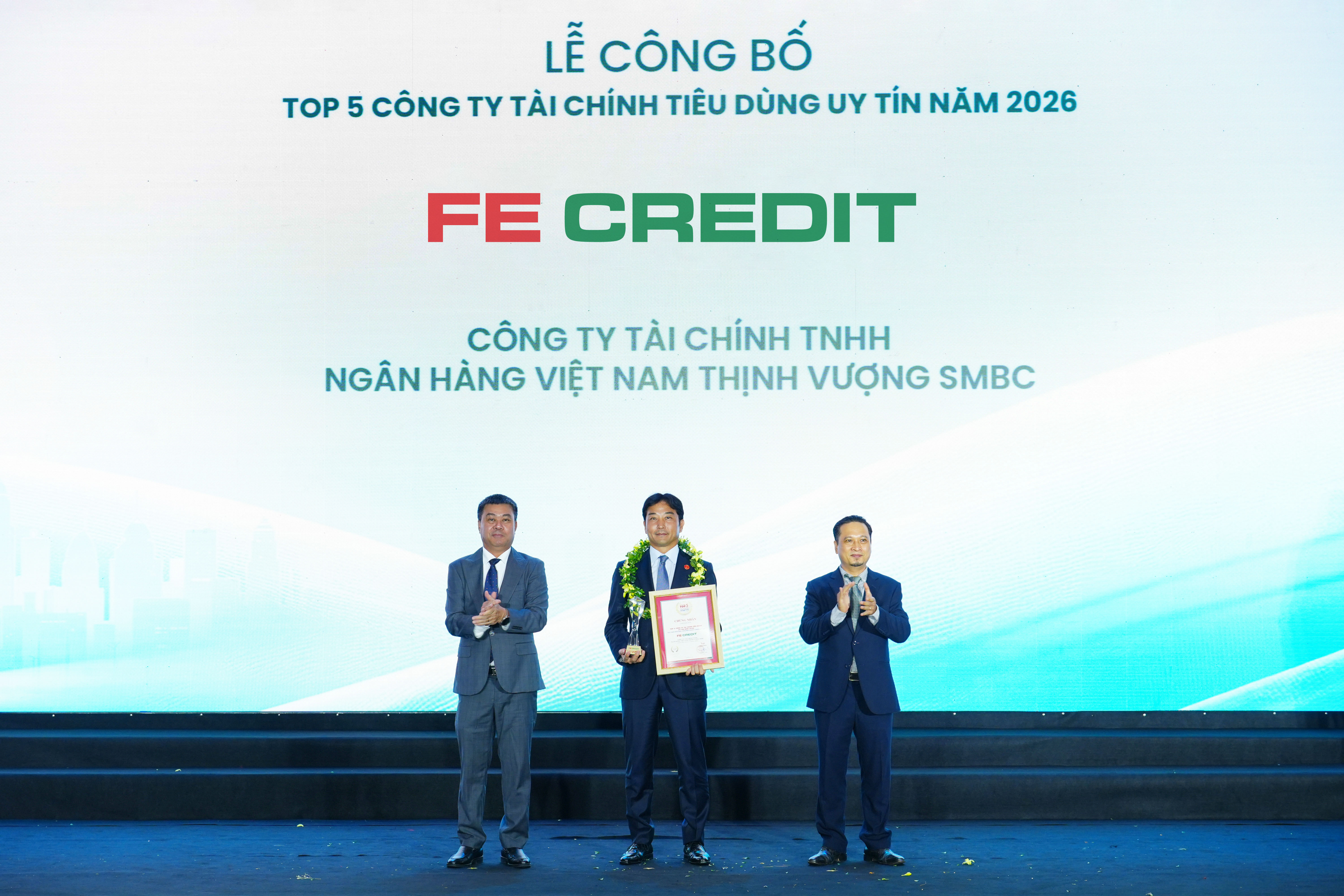 Đại diện FE CREDIT nhận giải thưởng tại lễ vinh danh. Nguồn: FE CREDIT