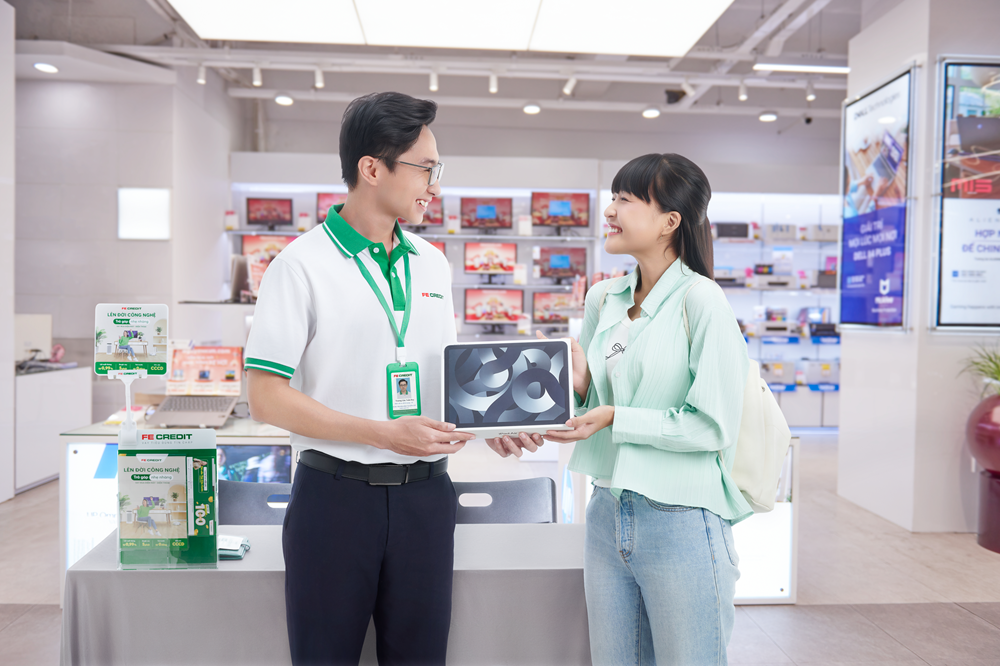Khách hàng vay mua hàng trả góp tại điểm bán (POS) có liên kết với FE CREDIT. Nguồn: FE CREDIT