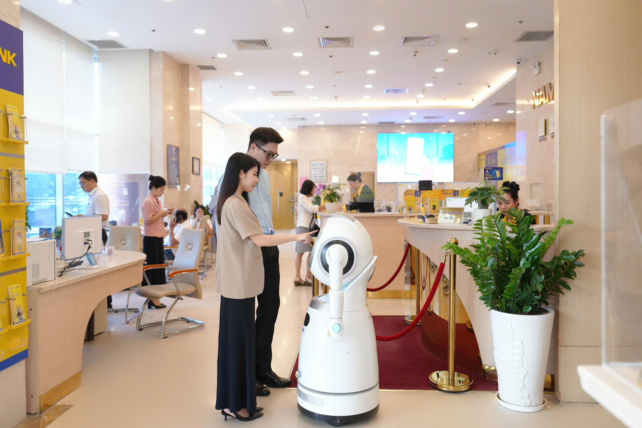 Khách hàng giao dịch tại Nam A Bank.