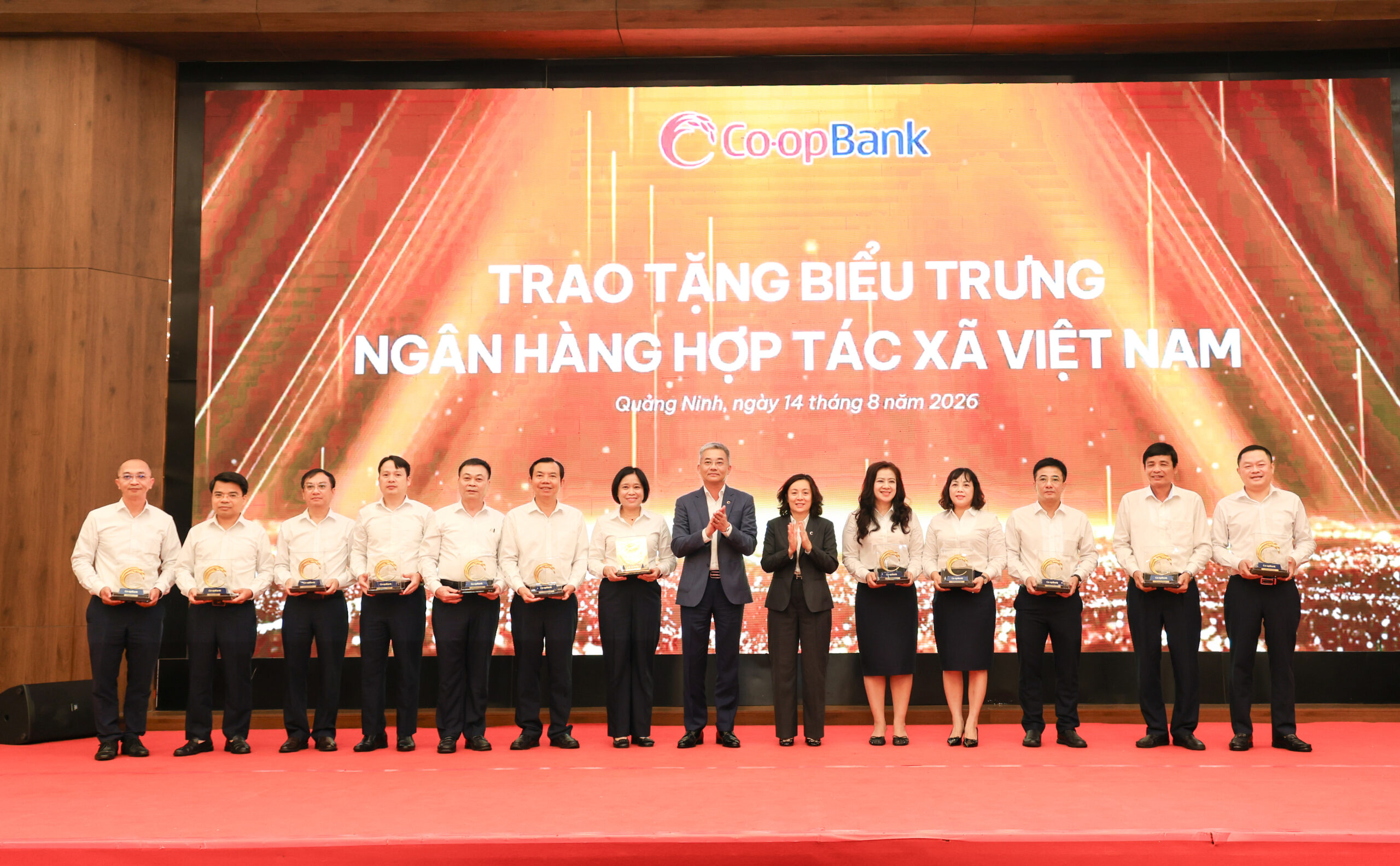 Ông Nguyễn Quốc Cường – Bí thư Đảng ủy, Chủ tịch Hội đồng quản trị Co-opBank và bà Phạm Thị Hồng Minh – Phó Bí thư Đảng ủy, Thành viên Hội đồng quản trị, Tổng Giám đốc Co-opBank trao tặng biểu trưng logo Co-opBank tới các đồng chí lãnh đạo đơn vị.
