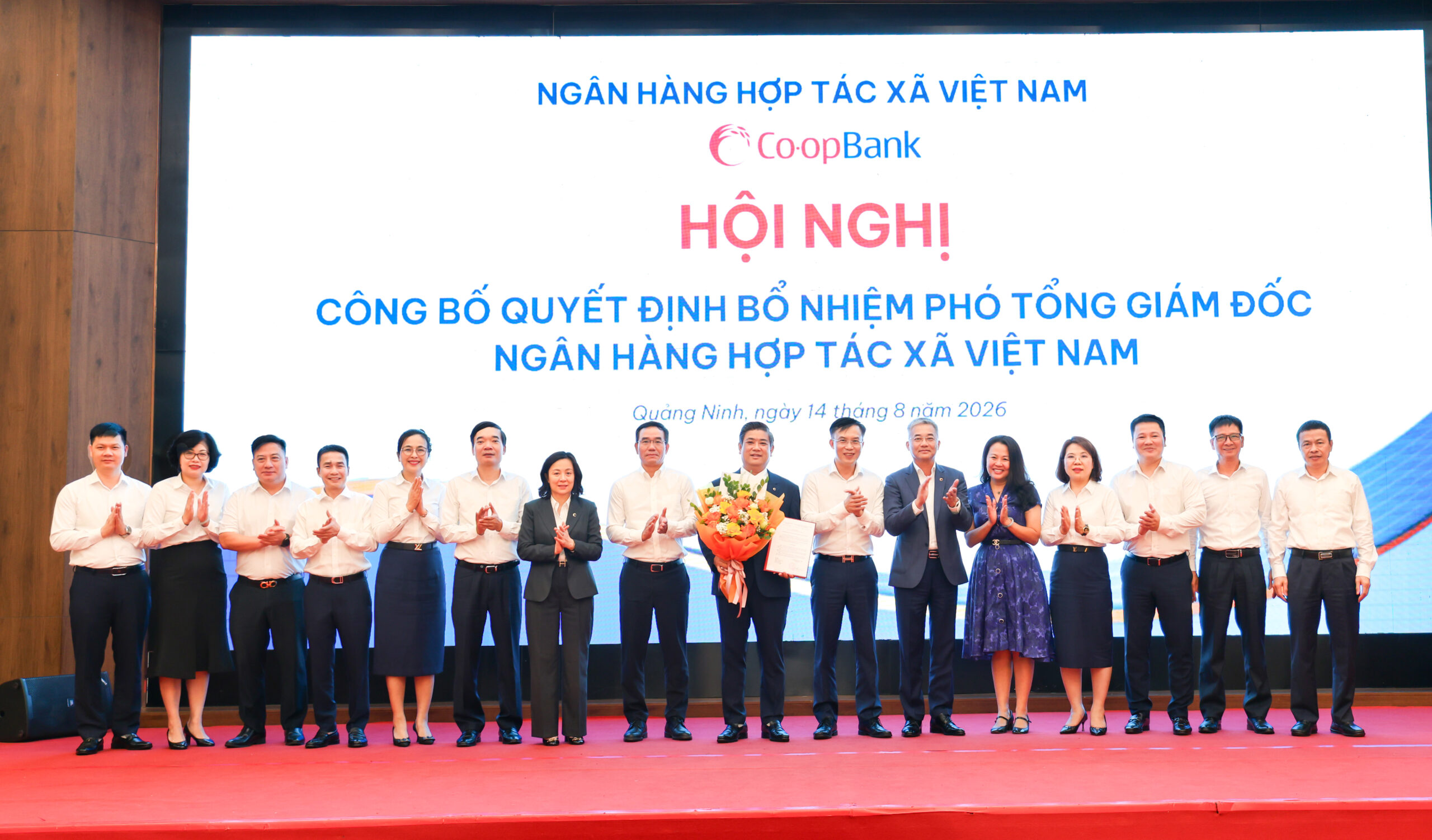Đại diện lãnh đạo NHNN và Ban lãnh đạo Co-opBank chúc mừng ông Nguyễn Ngọc Thanh – Tân Phó Tổng Giám đốc Co-opBank