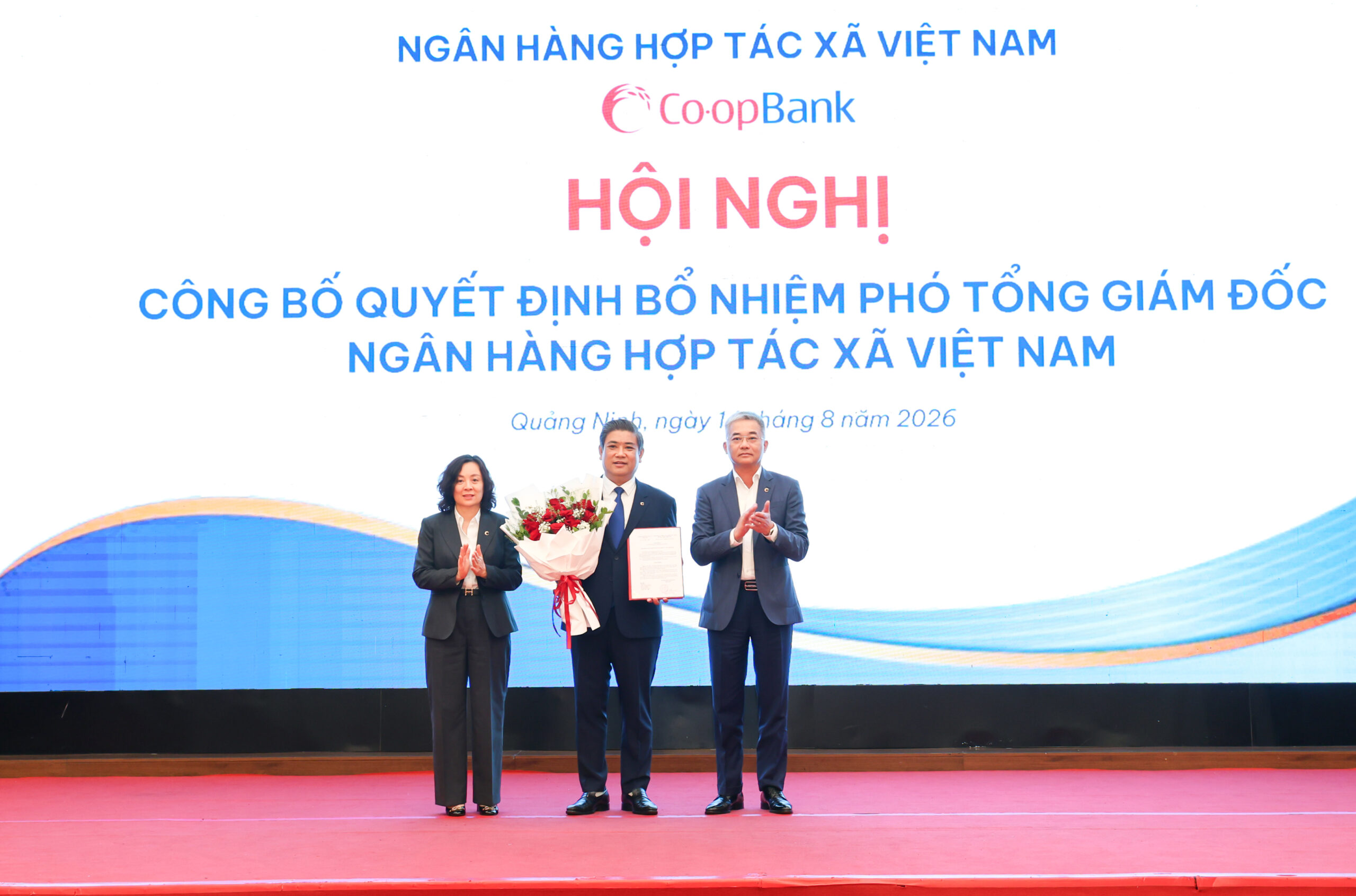 Ông Nguyễn Quốc Cường – Bí thư Đảng ủy, Chủ tịch Hội đồng quản trị Co-opBank và bà Phạm Thị Hồng Minh – Phó Bí thư Đảng ủy, Thành viên Hội đồng quản trị, Tổng Giám đốc Co-opBank trao quyết định bổ nhiệm Phó Tổng Giám đốc Co-opBank cho ông Nguyễn Ngọc Thanh.