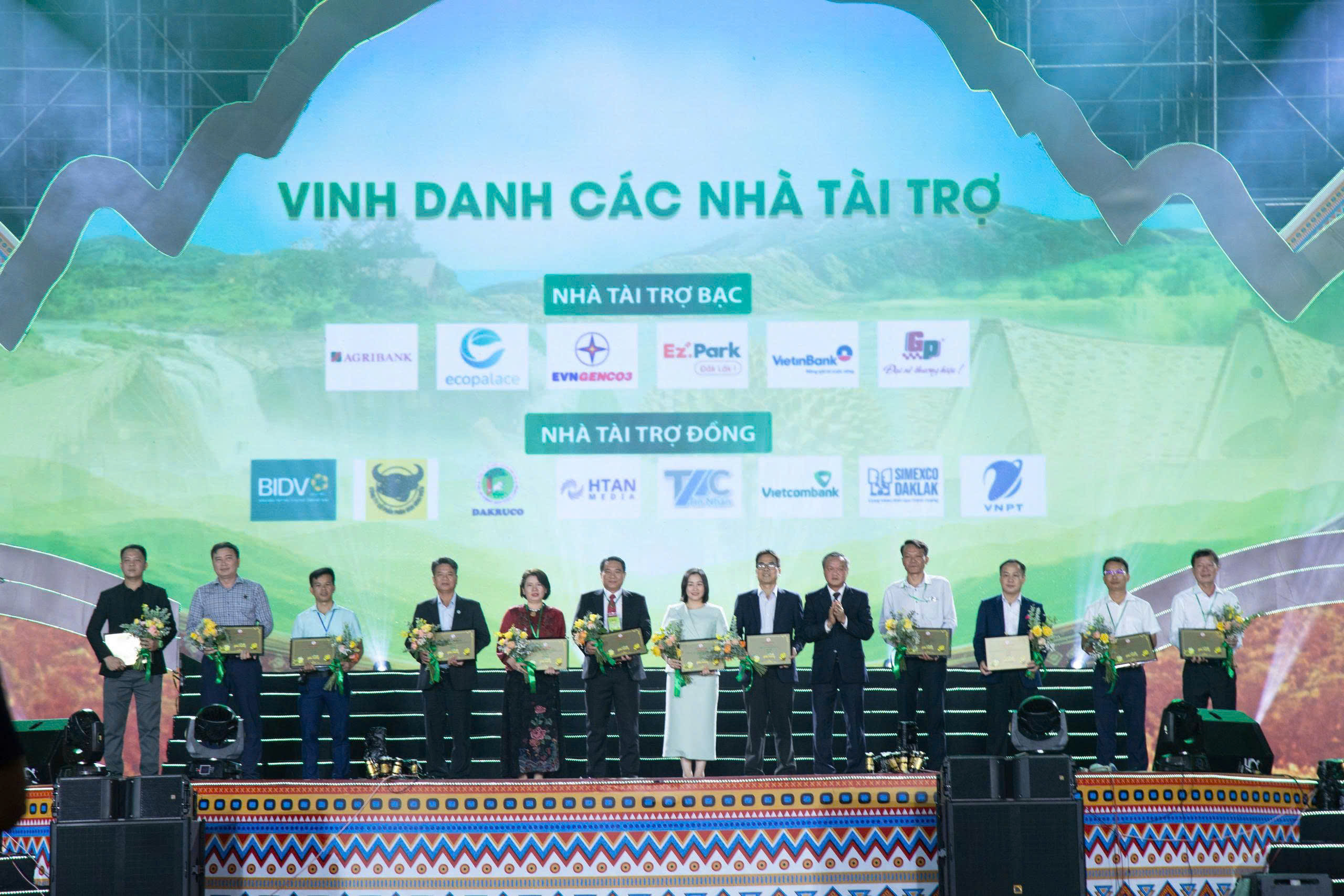 Đại diện Agribank nhận hoa tri ân và chứng nhận Nhà tài trợ từ Ban Tổ chức chương trình