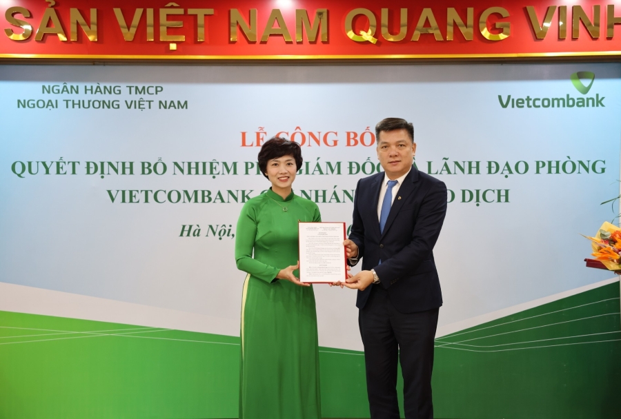Ông Hồ Văn Tuấn - Ủy viên BCH Đảng bộ, Phó Tổng Giám đốc Vietcombank trao quyết định bổ nhiệm bà Hoàng Minh Trang giữ chức vụ Phó Giám đốc Vietcombank Sở giao dịch