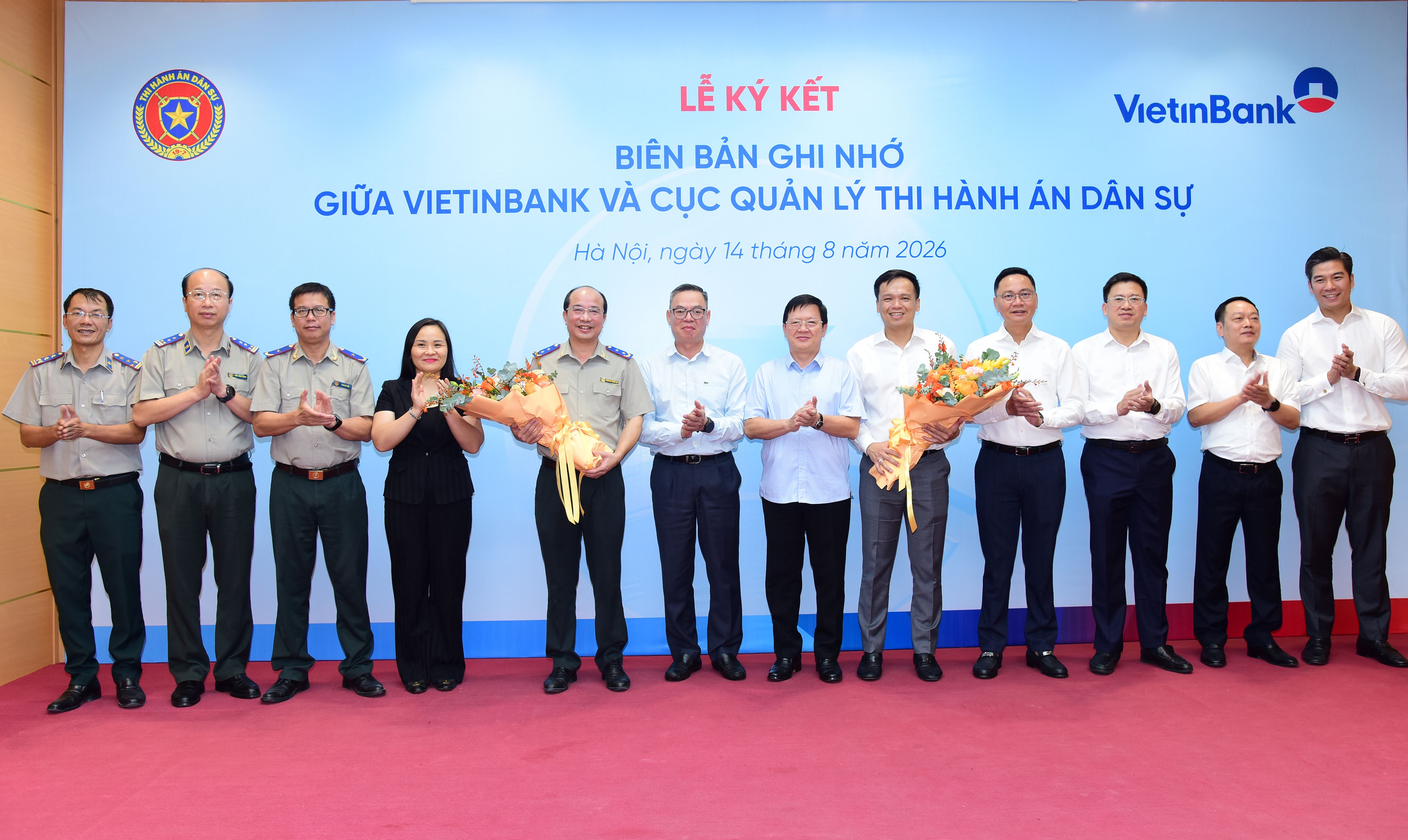 Thứ trưởng Bộ Tư pháp Mai Lương Khôi, Lãnh đạo Cục Quản lý THADS và Ban Lãnh đạo VietinBank cùng các đại biểu chụp ảnh lưu niệm tại Lễ ký kết