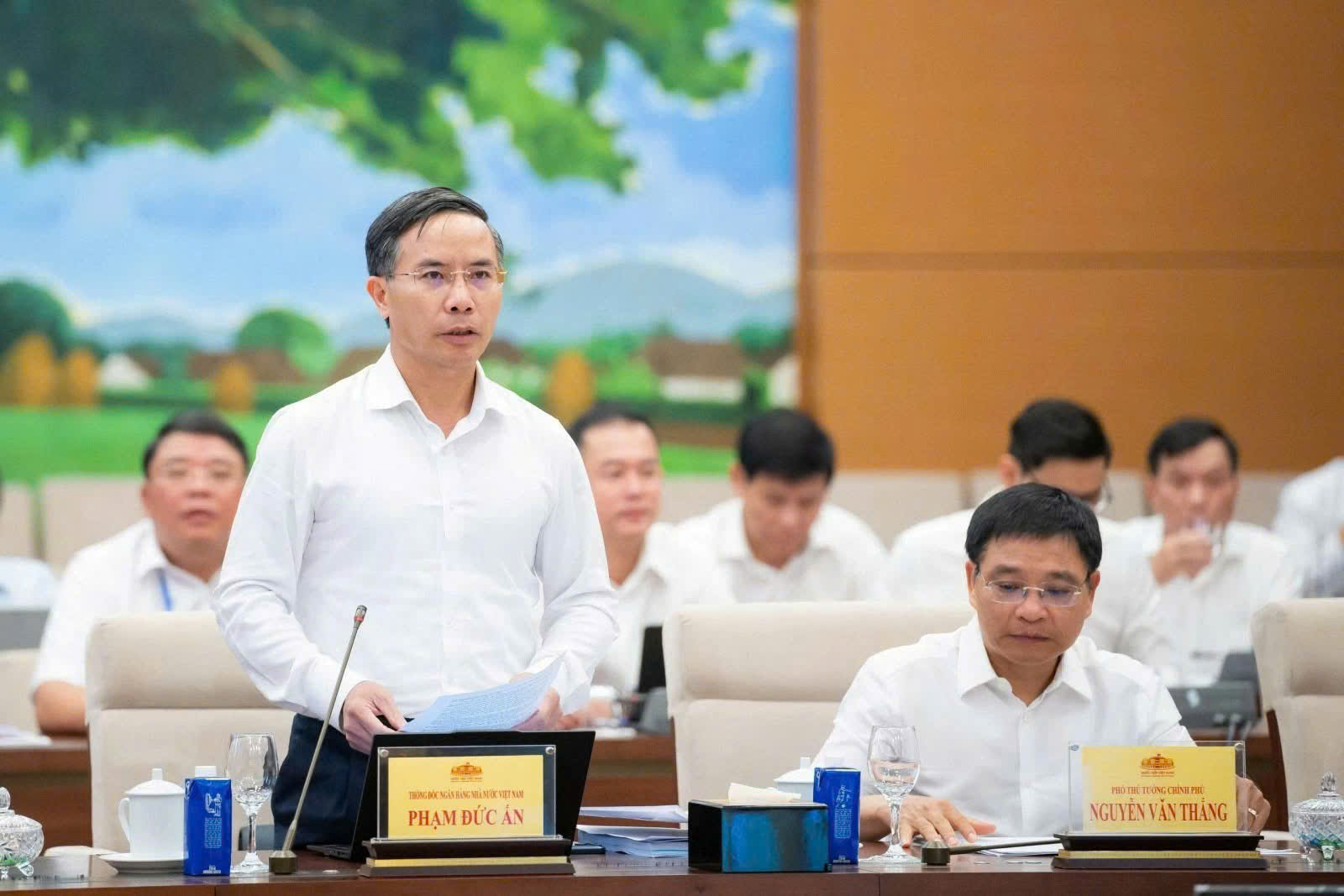 Thống đốc NHNN Phạm Đức Ấn trình bày Báo cáo tại Phiên họp (Ảnh: Báo ĐBND)