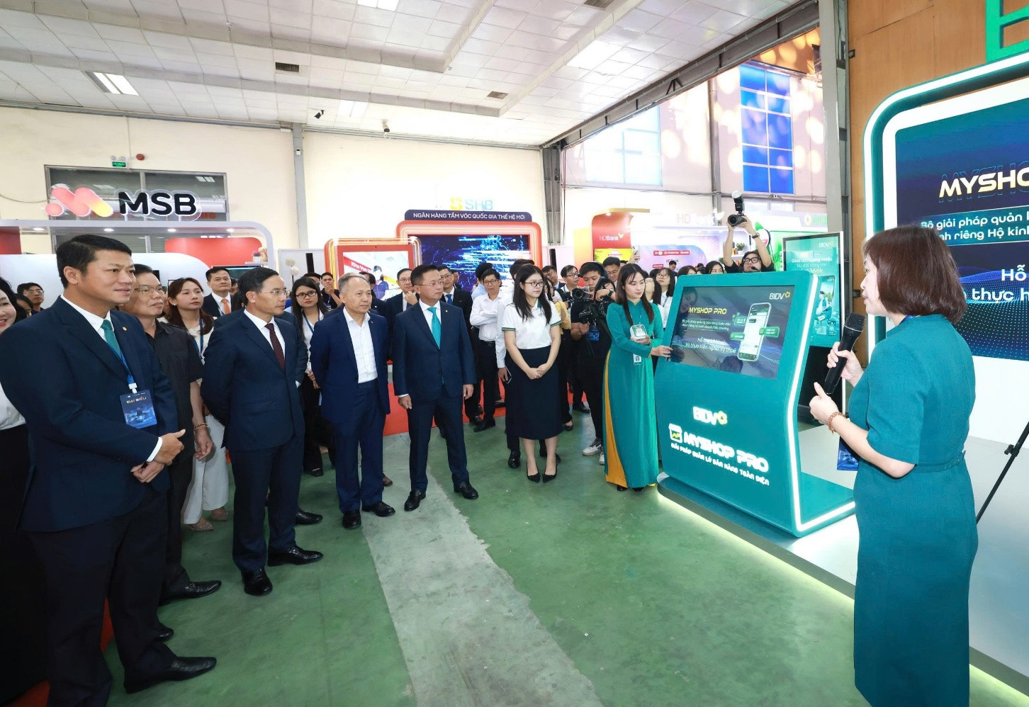 Đoàn đại biểu tham quan gian hàng công nghệ của BIDV