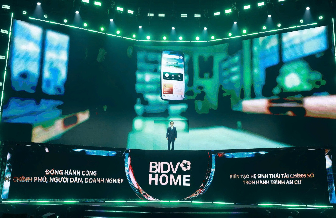 Phó Tổng Giám đốc BIDV Lê Huy Hoàng giới thiệu các giải pháp công nghệ nổi bật của ngân hàng