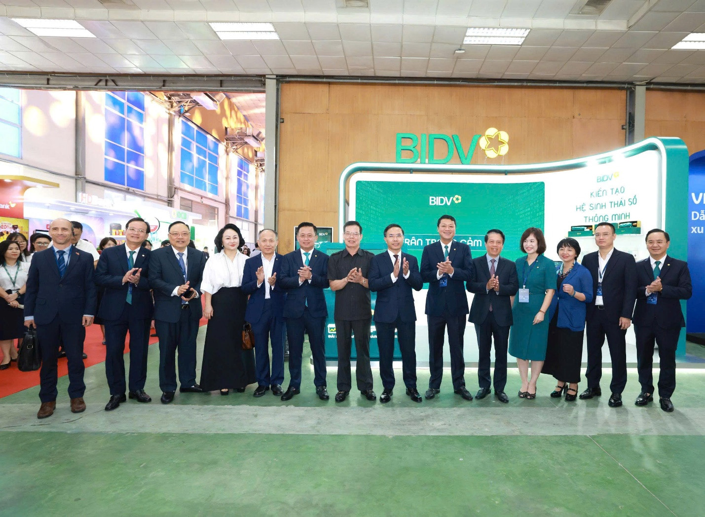 Lãnh đạo NHNN, lãnh đạo bộ, ngành và BIDV chụp ảnh lưu niệm tại sự kiện